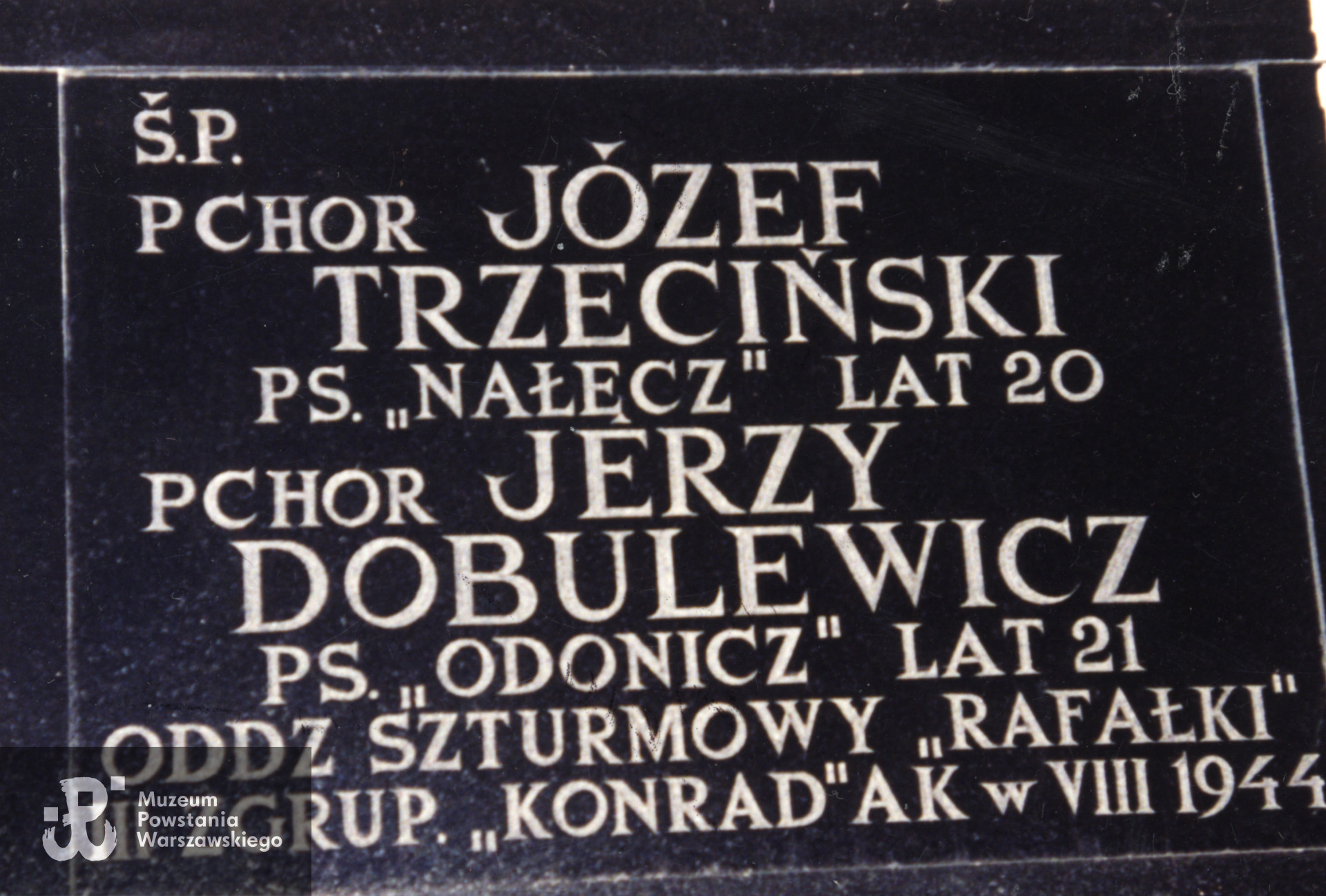Tablica pamiątkowa. "śp. pchor Józef Trzciński "Nałęcz" - lat 20; pchor. Jerzy Dobulewicz "Odonicz" - lart 21 oddział szturmowy "Rafałki" III Zgr. "Konrad" AK w VIII 1944". Fot. ze zbiorów Muzeum Powstania Warszawskiego, sygn. MPW-IK/4427, zbiór Stanisława Kopfa, uczestnika powstania ps. "Malarz".