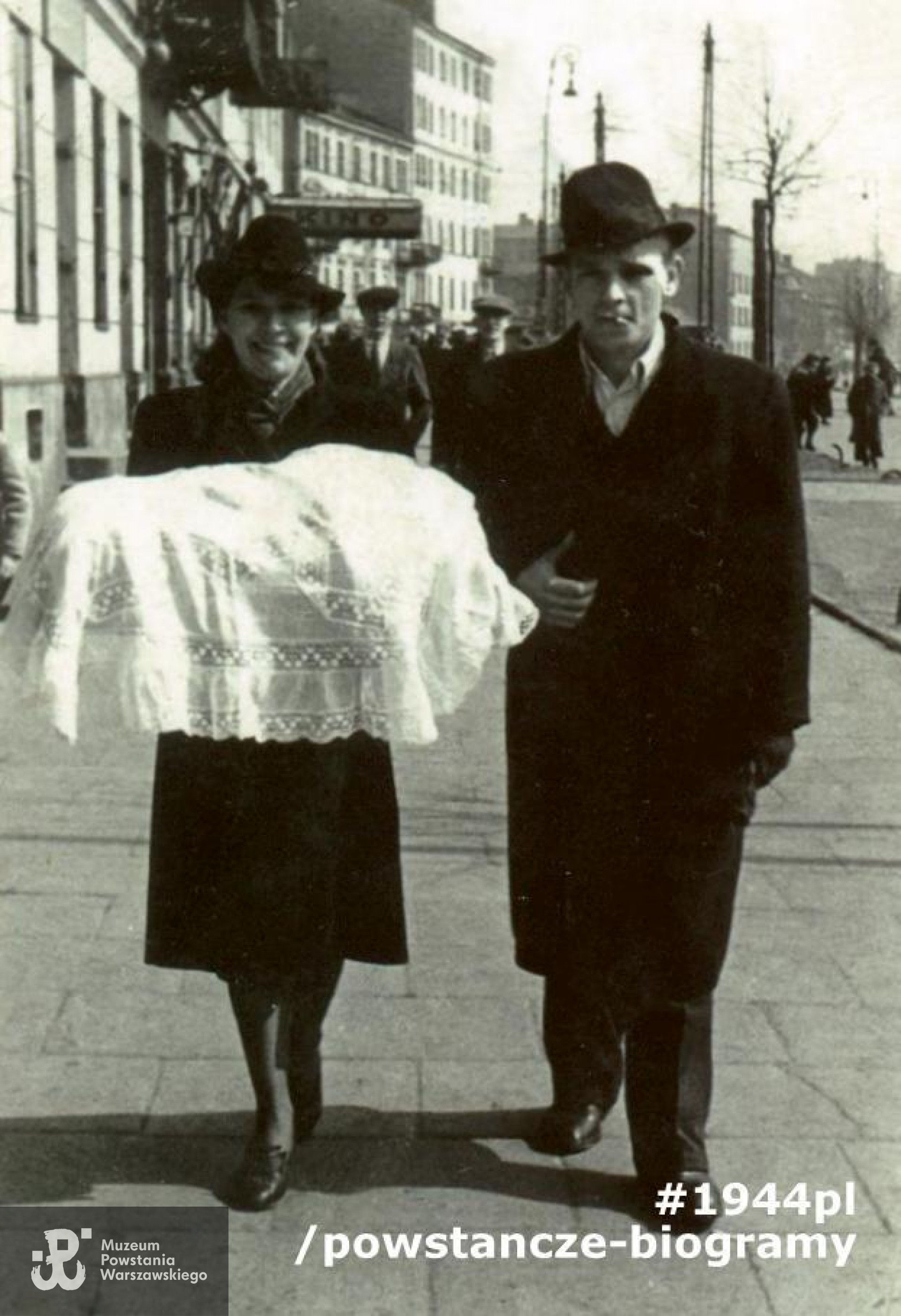 Zdjęcie wykonane w okresie okupacji niemieckiej na ulicy Wolskiej 34 przed kinem „Italia” w kierunku ul. Staszica. W tle widoczna ul. Młynarska. Na fotografii na pierwszym planie strz. Szczepan Wroński  ps. Brzoza (w czasie Powstania Warszawskiego żołnierz Zgrupowania „Chrobry II” i jego siostra, za nimi  Henryk Troszczyński „Murarz" (po lewej za Wrońską) i Henryk Anielak (po prawej). Fot. ze zbiorów p. Henryka Troszczyńskiego ps.  „Murarz”