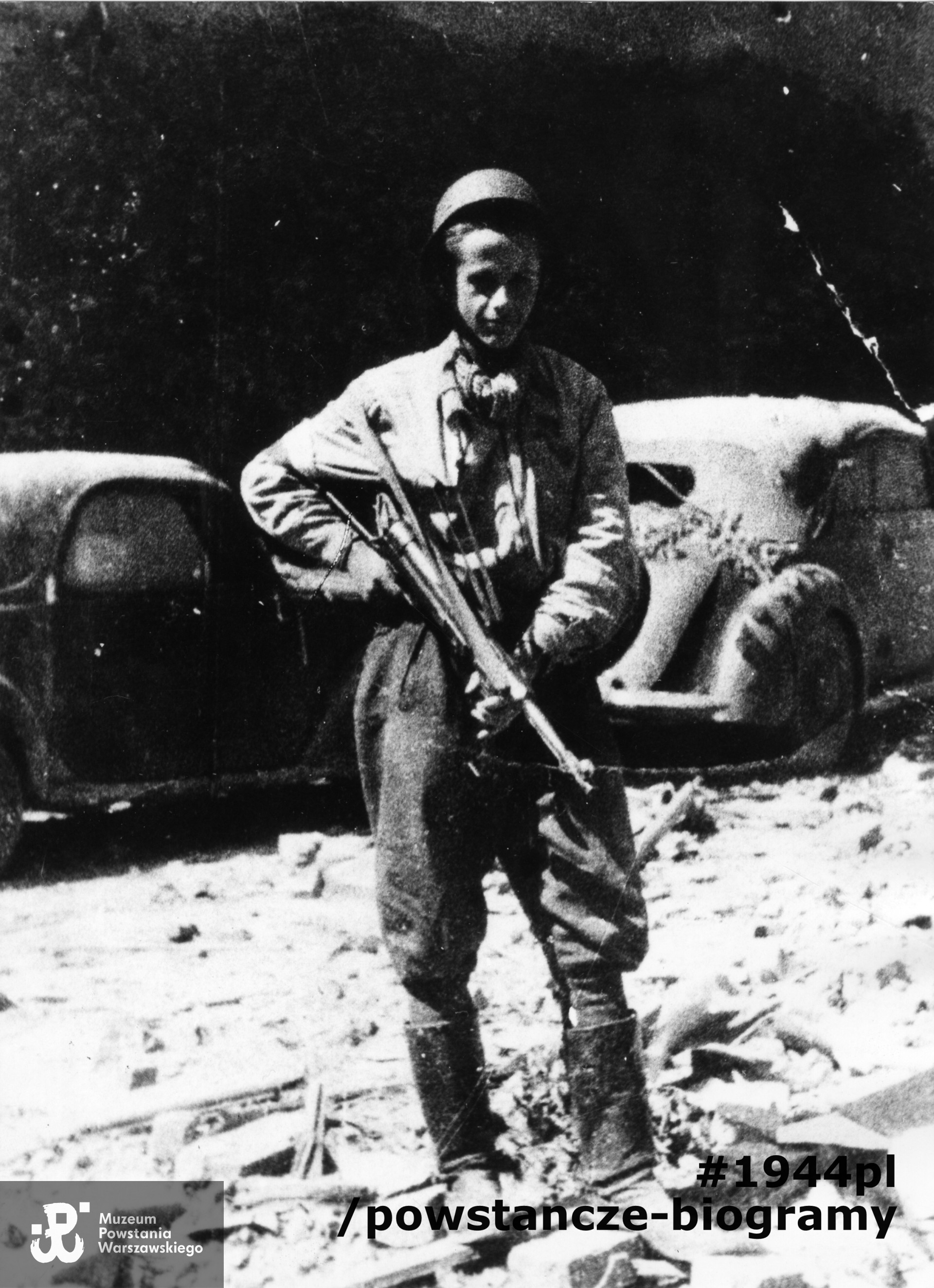  St. strz. Stefan Matyjaszkiewicz "Stefek" z 2 kompanii Zgrupowania "Bartkiewicz" z niemieckim pistoletem maszynowym MP-40 - szersze ujęcie.  Fot. ze zbiorów Muzeum Powstania Warszawskiego, MPW-IK/2196