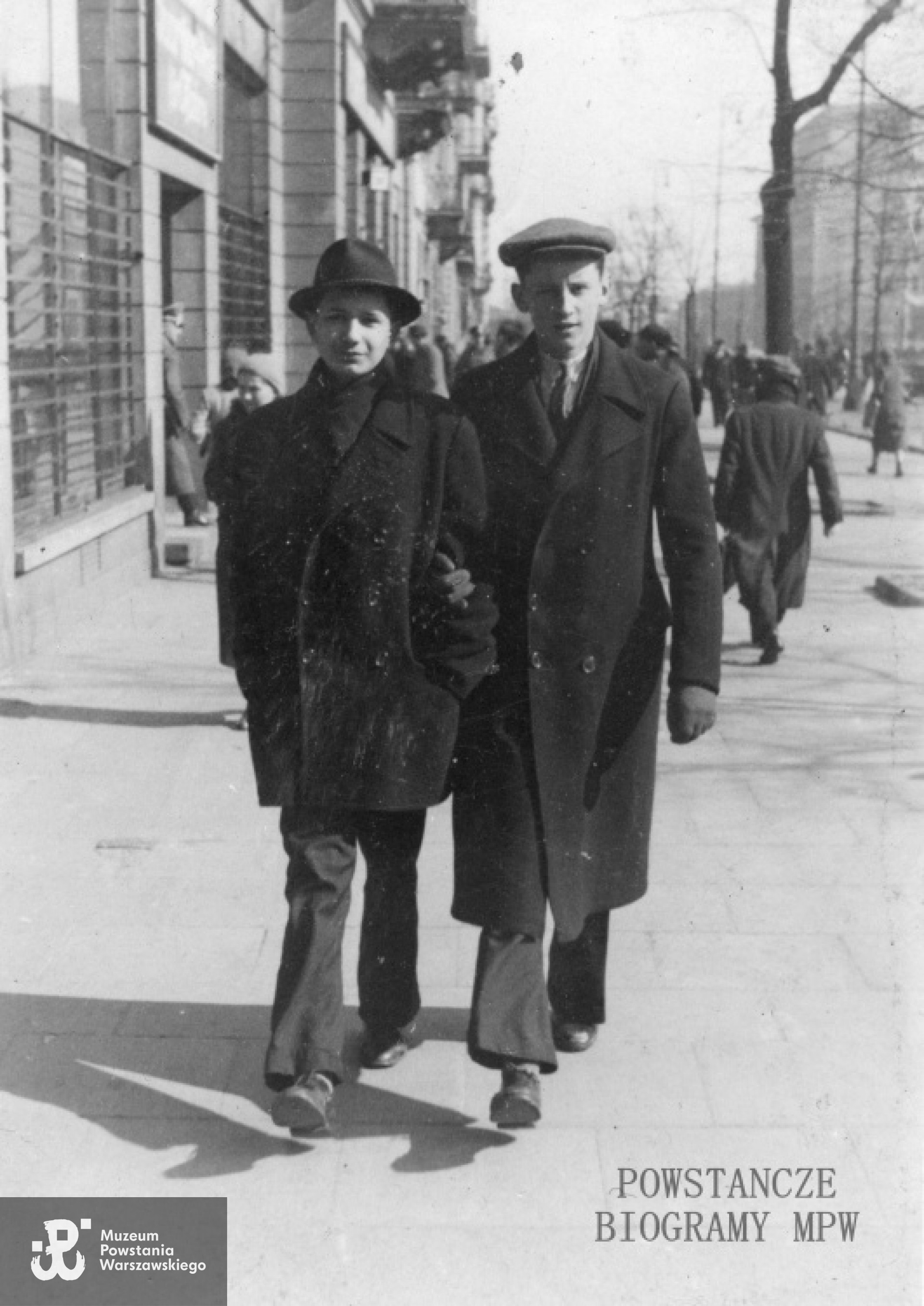 Fotografia z okresu okupacji niemieckiej w Warszawie. Śródmieście Północne. Leszek Szymańczyk  i Tadeusz Blejarski (na fot. po lewej) podczas spaceru w Alejach Jerozolimskich. Ujęcie spod kamienicy nr 18 w kierunku wschodnim. MPW-IP/5251