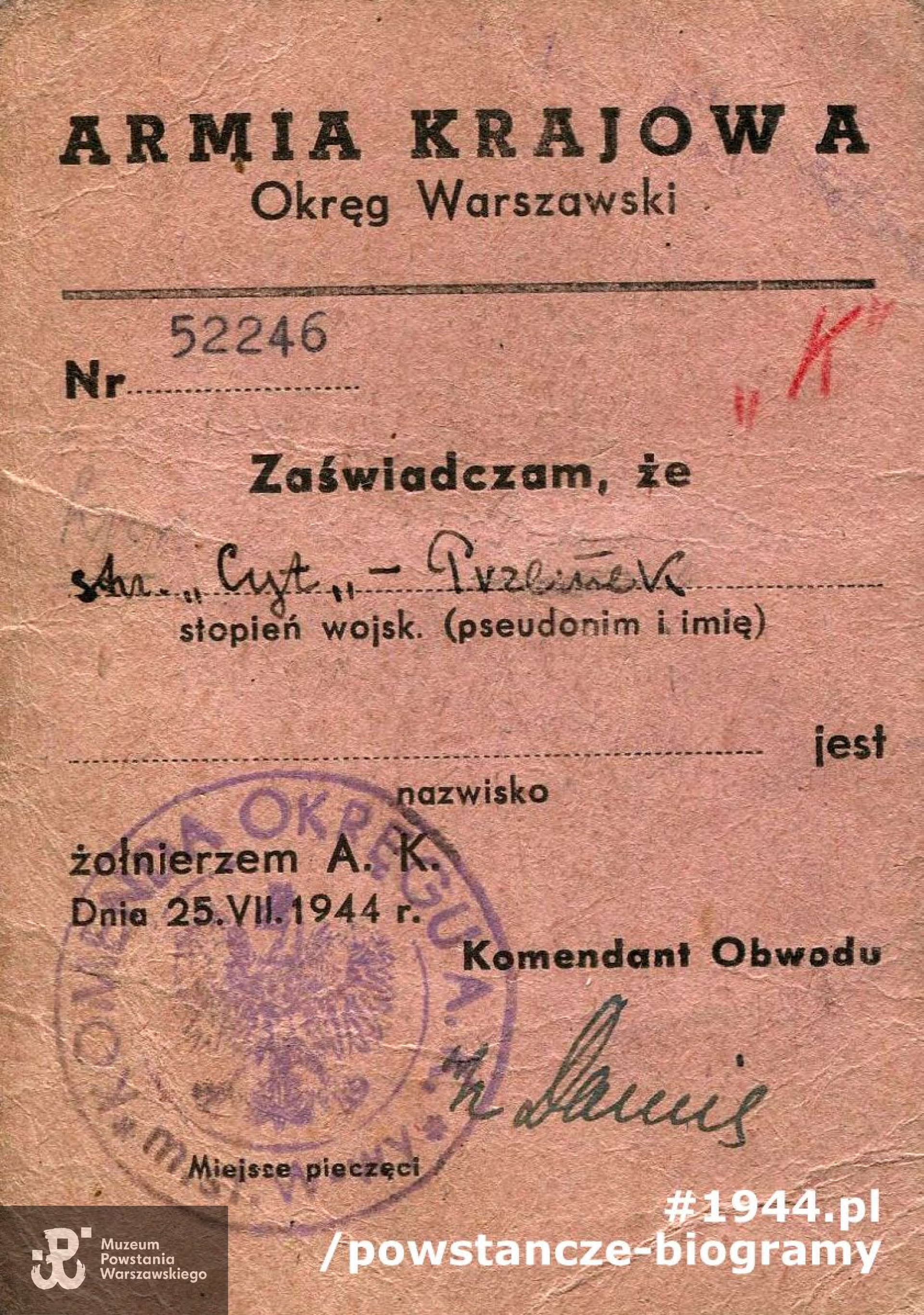 Należąca do Przemysława Dąbrowskiego ps. Cyt legitymacja Armii Krajowej. Zaświadczenie wystawione 25.07.1944 r. przez Komendanta Obwodu, na dole widoczny podpis   ppłk. Stanisława Kamińskiego "Daniela". Ze zbiorów Muzeum Powstania Warszawskiego, sygn. MPW-A/2259 (P/1056)