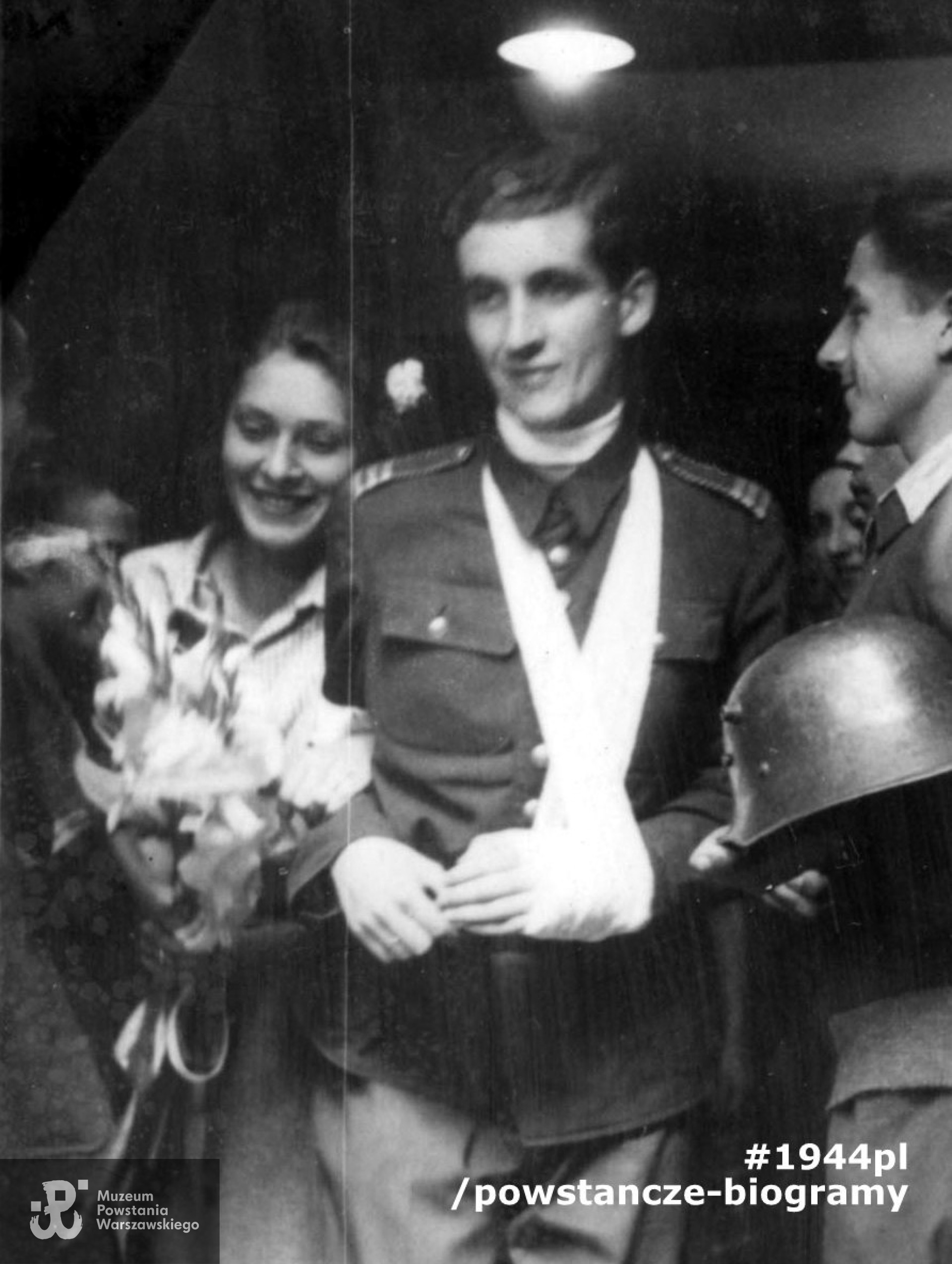 Powstanie Warszawskie, 13.08.1944 - ślub sanitariuszki Alicji Treutler „Jarmuż” i podchorążego Bolesława Biegi „Pałąka” udzielony przez ks. Wiktora Potrzebskiego „Corda” w kaplicy przy ulicy Moniuszki 11. Fot. ze zbiorów Muzeum Powstania Warszawskiego. Autorem  zdjęcia jest Eugeniusz Lokajski „Brok"