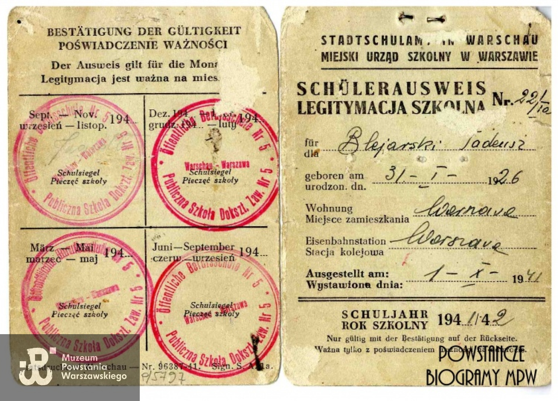 Należąca do Tadeusza legitymacja szkolna (niem. schulerausweis) z okresu okupacji. Ze zbiorów Muzeum Powstania Warszawskiego, sygn. P/5797