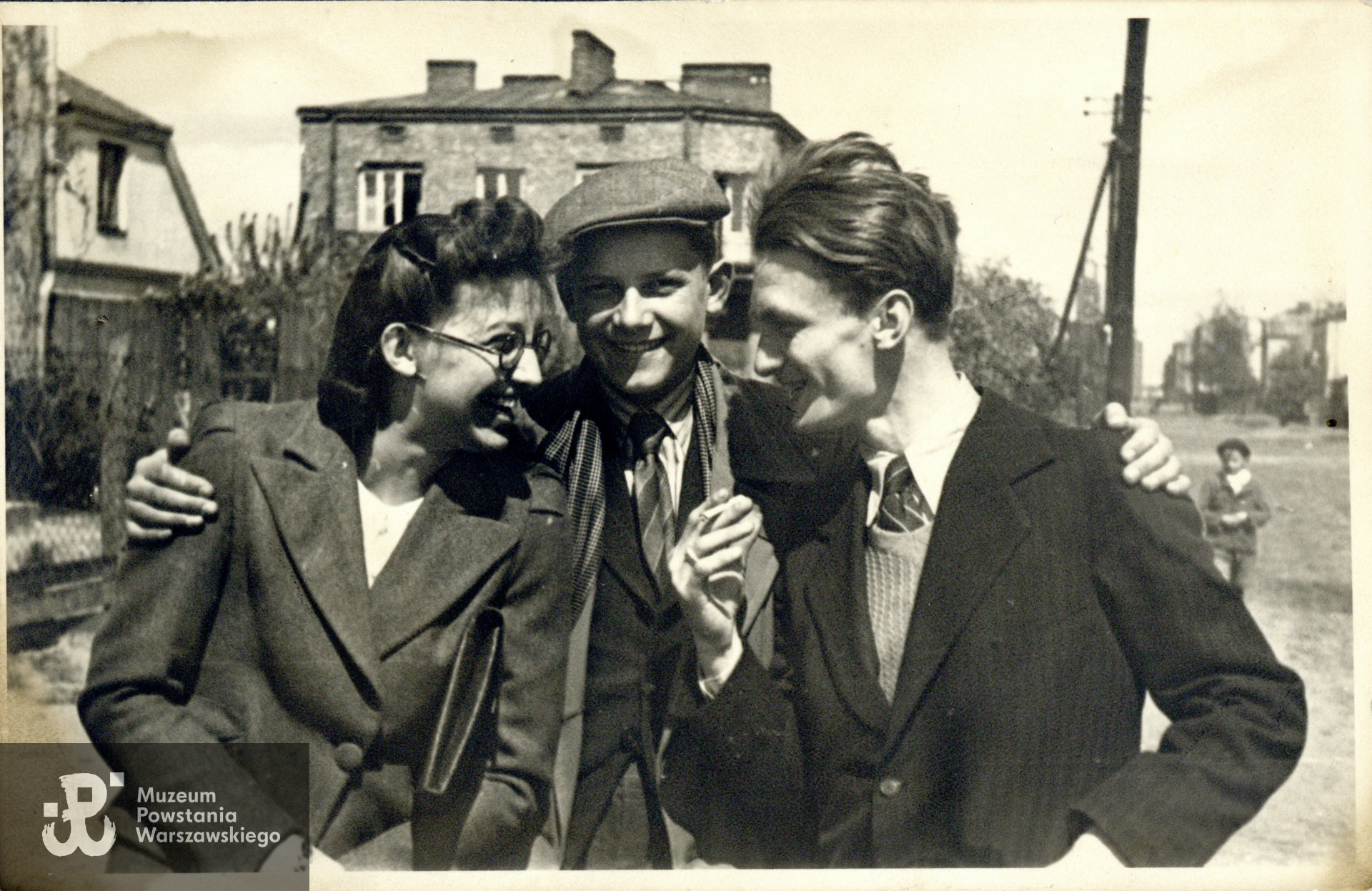 Fotografia wykonana w 1943 roku na Grochowie na skrzyżowaniu ul. Zamienieckiej z ul. Łukowską. Widoczni od lewej: Anna Traczówna (po wojnie Jelonek), przyszła żona Zdzisława Graczyka, młodszy brat Anny - Zbigniew Tracz "Zbroja" (1928-2003) i  Zdzisław Graczyk "Kala" (1918-1944). Fot. ze zbiorów rodzinnych p. Romana Jelonka - spuścizna po Annie Jelonek z domu Tracz, I-voto Graczyk.