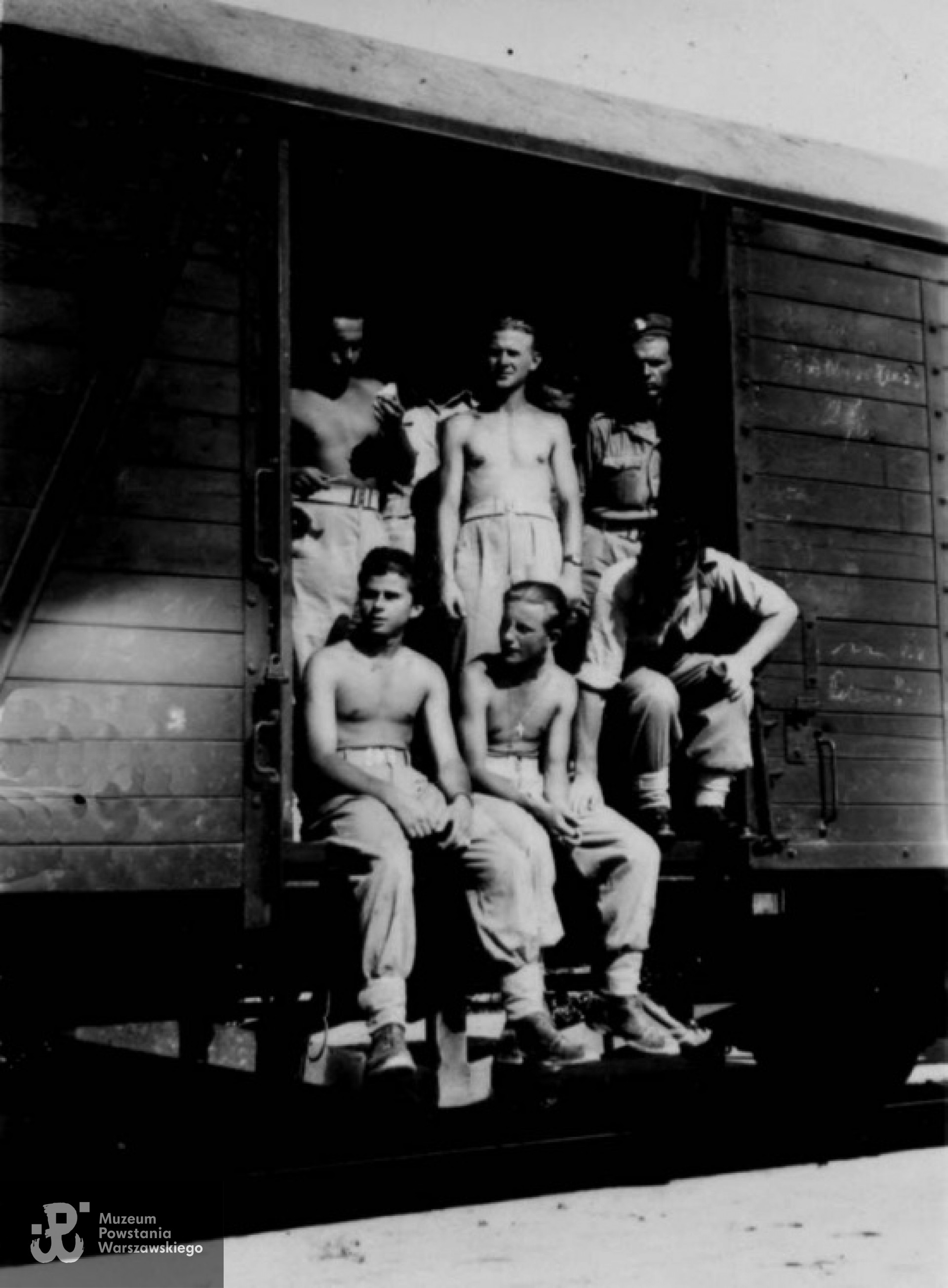 W drodze do Neapolu. Krzysztof Głuchowski siedzi drugi od lewej. 6 sierpnia 1946 roku. Fot. z archiwum rodzinnego Krzysztofa Głuchowskiego.