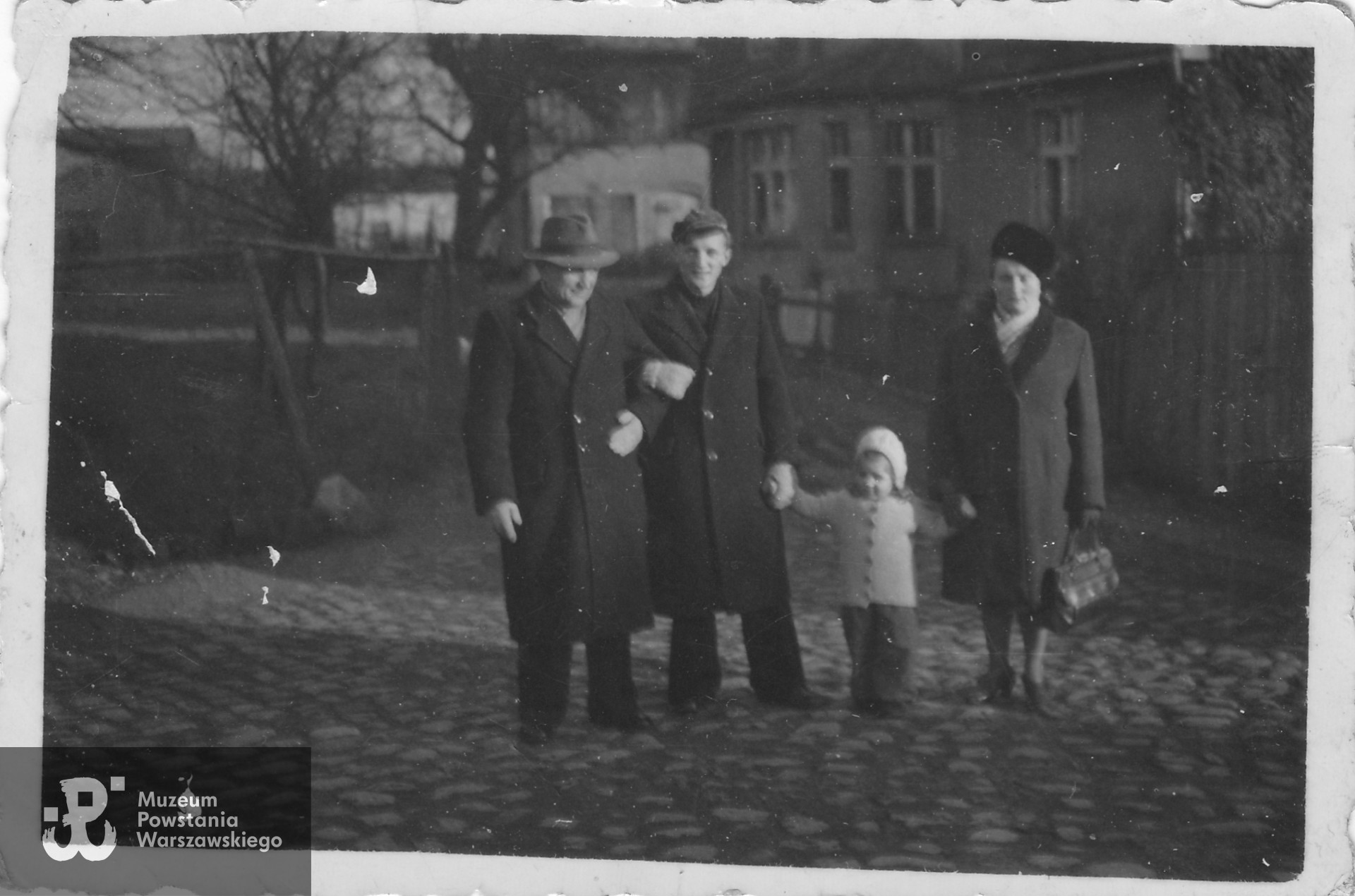 Rodzina Gazdów przed domem w Gościnie. Fot. ze zbiorów rodzinnych