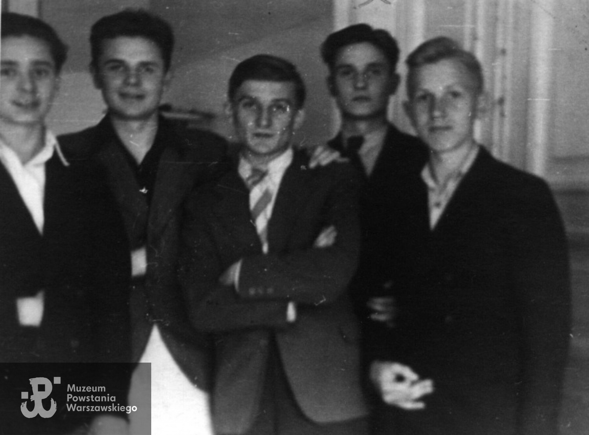 Fotografia z okresu okupacji niemieckiej. Od lewej stoją: NN, Jerzy Kłoczowski ("Piotruś"), NN, Tadeusz Sęgajło (poległ w 1944 r. w walkach 27 Wołyńskiej Dywizji Piechoty), Stefan Tamowicz. Fot. ze zbiorów rodzinnych udostępnił p. Piotr Tamowicz, syn Powstańca