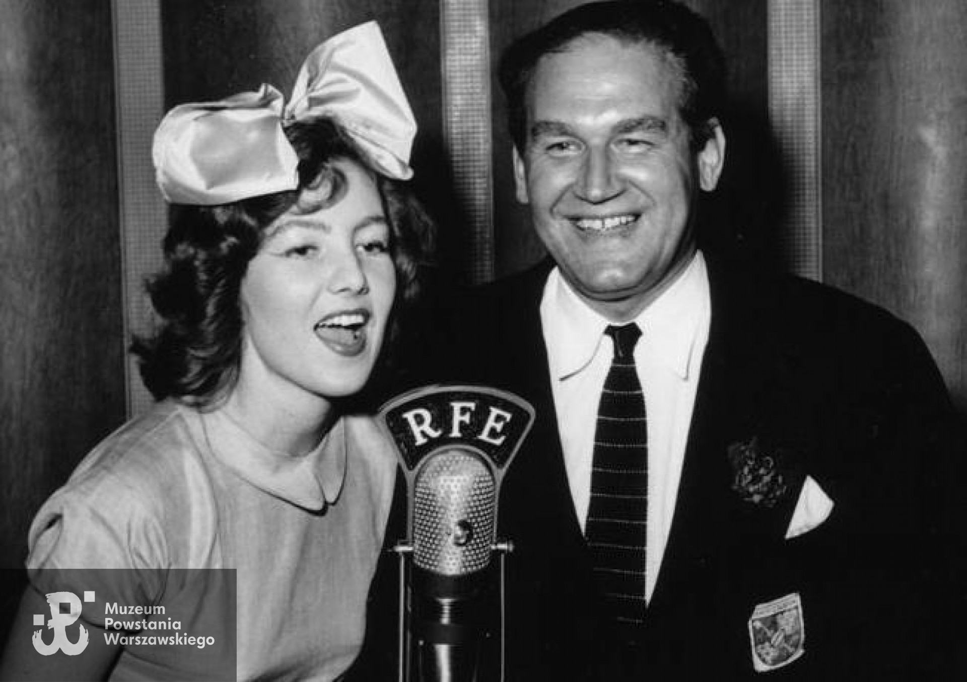 Monachium. "Podwieczorek przy mikrofonie".  Janina Katelbach-Starzyńska i Jan Markowski. Zdjęcie NAC sygn. 36-178-5
