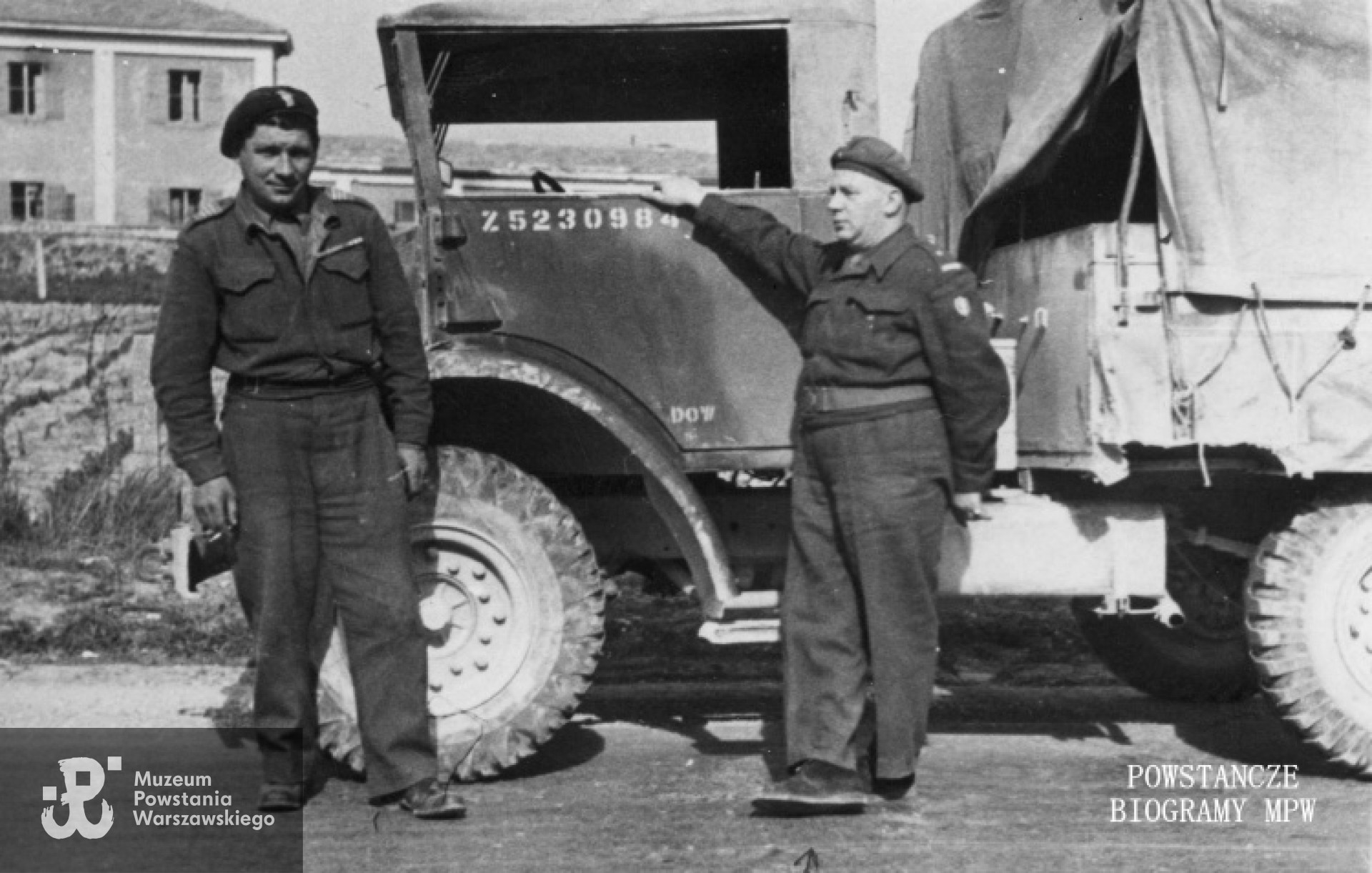 Stanisław Zwoliński "Wola" podczas służby we Włoszech. ( na zdjęciu po prawej zaznaczony strzałką). Fot. z archiwum rodzinnego Tadeusza Piotrowskiego.