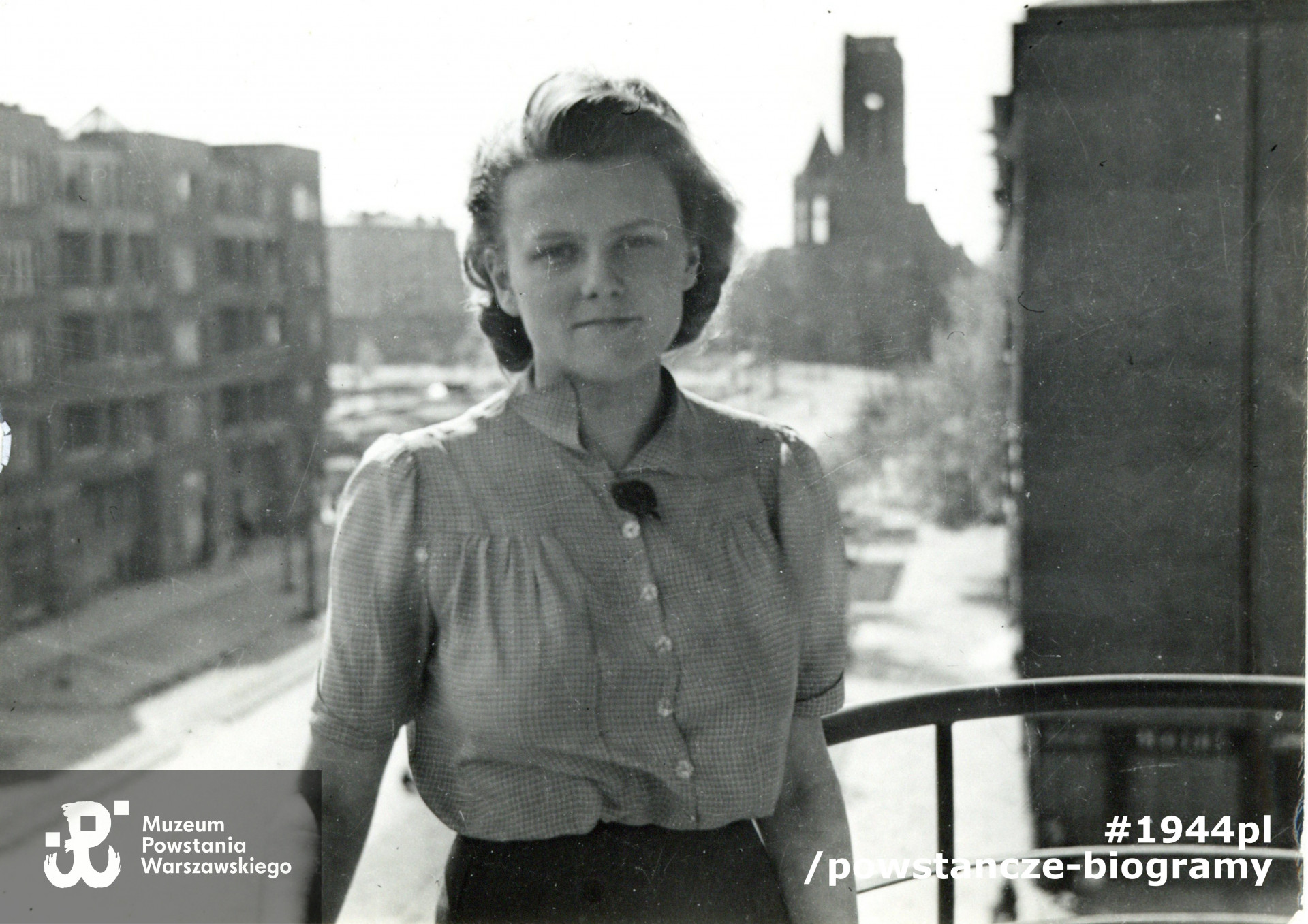 Fotografia powojenna - Warszawa, ul. Filtrowa 62. W tle widoczna wieża kościoła parafialnego pw. Niepokalanego Poczęcia Najświętszej Maryi Panny przy placu Narutowicza. Fot. ze zbiorów rodzinnych udostępnione przez p. Jana Polaczka, syna Aliny Polaczkowej z d. Rutkowskiej ps. Alina