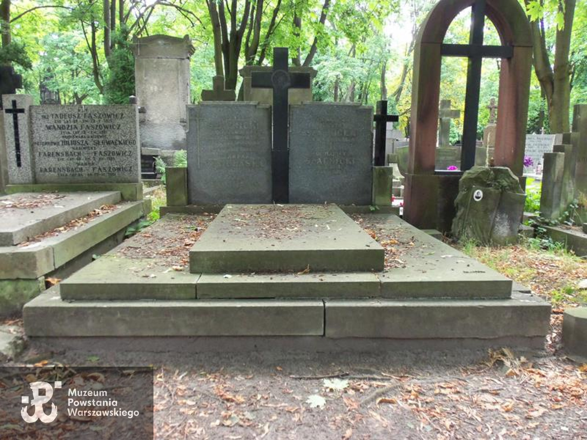  Cmentarz Powązkowski w Warszawie (Stare Powązki),  Kwatera 106, rząd 6, miejsce 25-26
