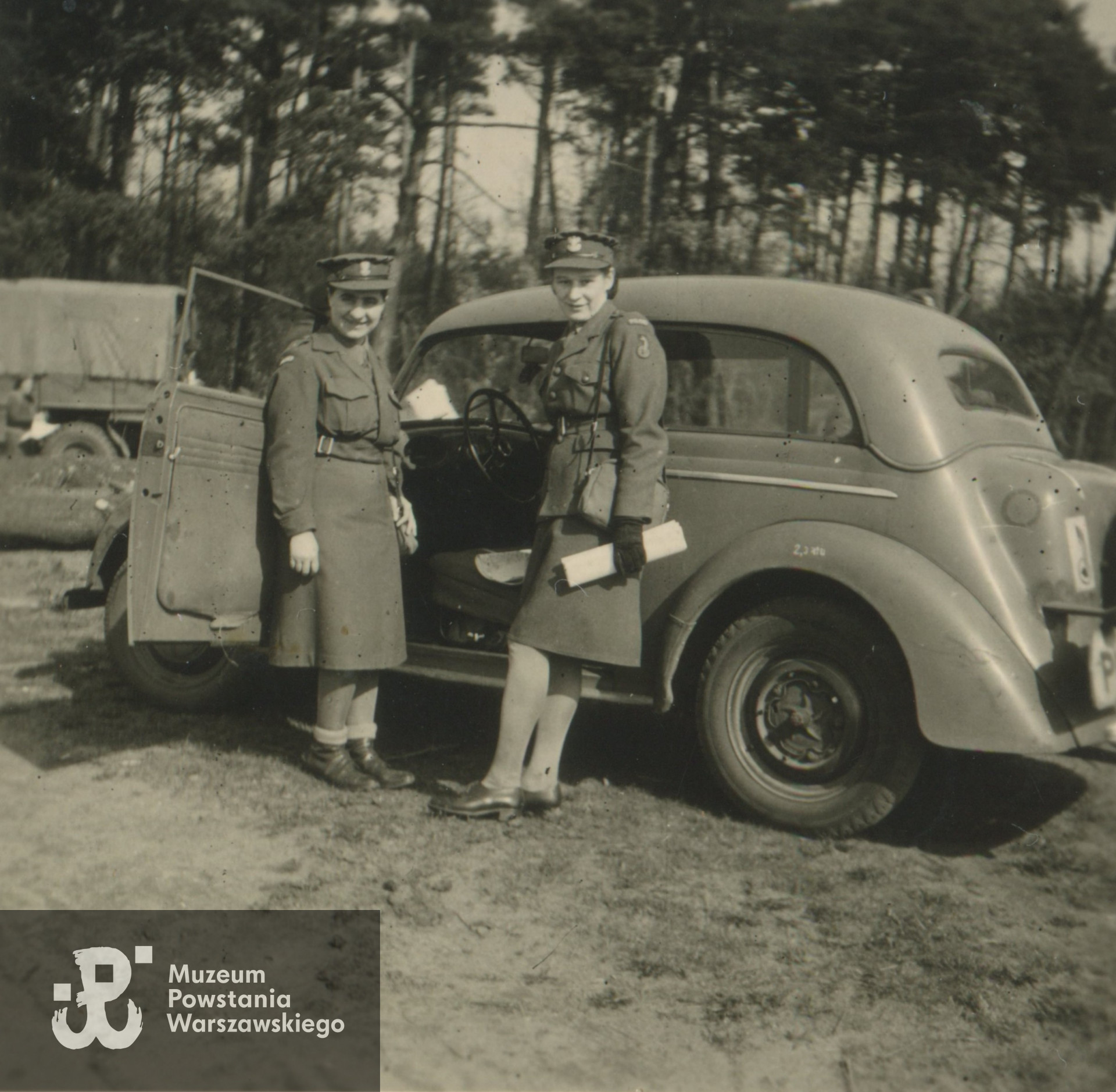 Z lewej Irena Fajge (?), z prawej Maria Zapart (Dembek). Fot. z archiwum rodzinnego p. Marii Elżbiety Dembek z d. Zapart ps. Miśka, udostępnił  p. Roman Dembek