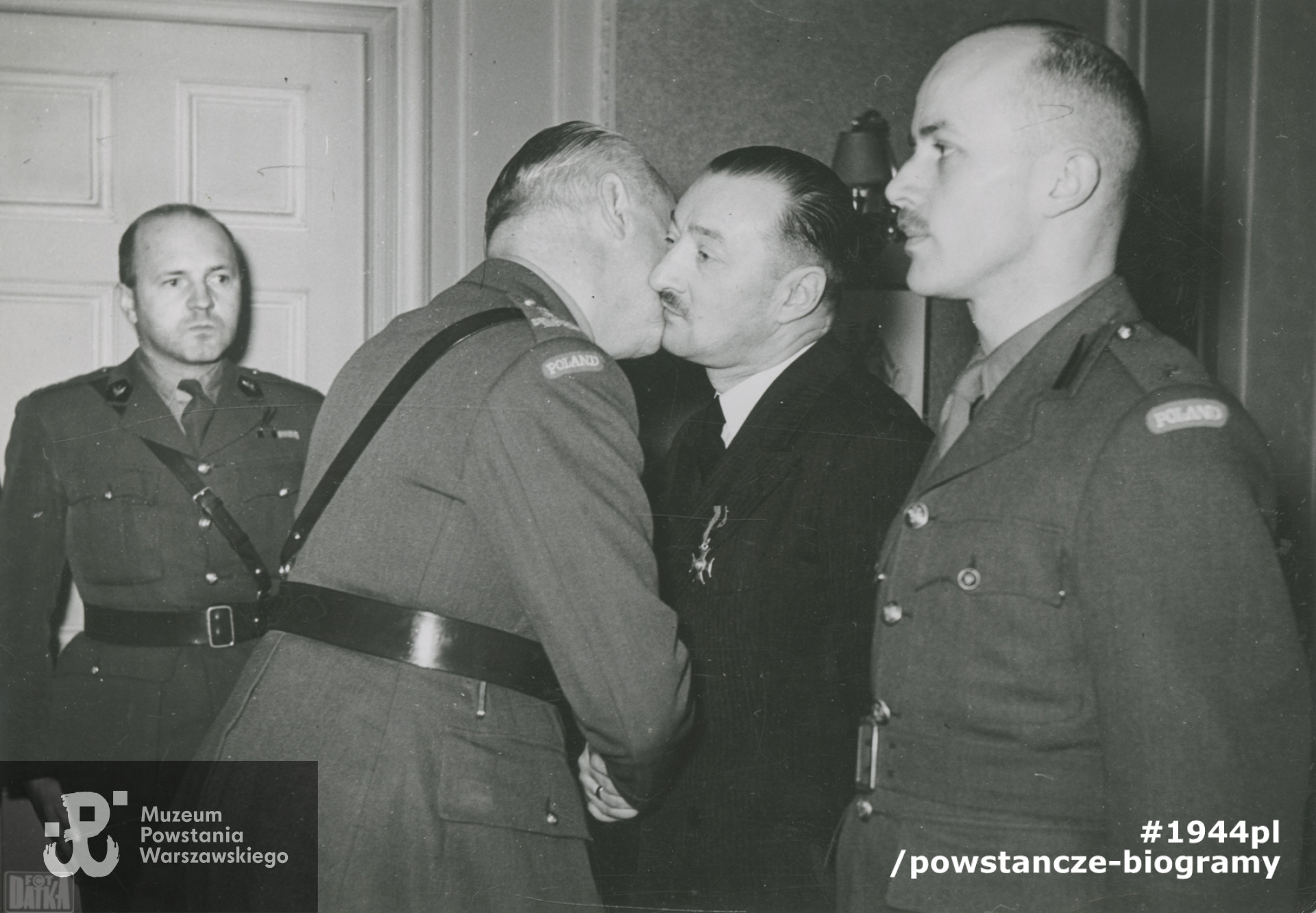 Fotografia z okresu II wojny światowej. Wielka Brytania, grudzień 1943 roku. Gabinet Wodza Naczelnego Polskich Sił Zbrojnych w Londynie. Generał Kazimierz Sosnkowski podczas wręczania odznaczeń. Pierwszy z prawej Jan Nowak-Jeziorański  oczekujący na dekorację Krzyżem Virtuti Militari. Fot. ze zbiorów Muzeum Powstania Warszawskiego, sygn.  MPW-IS/775