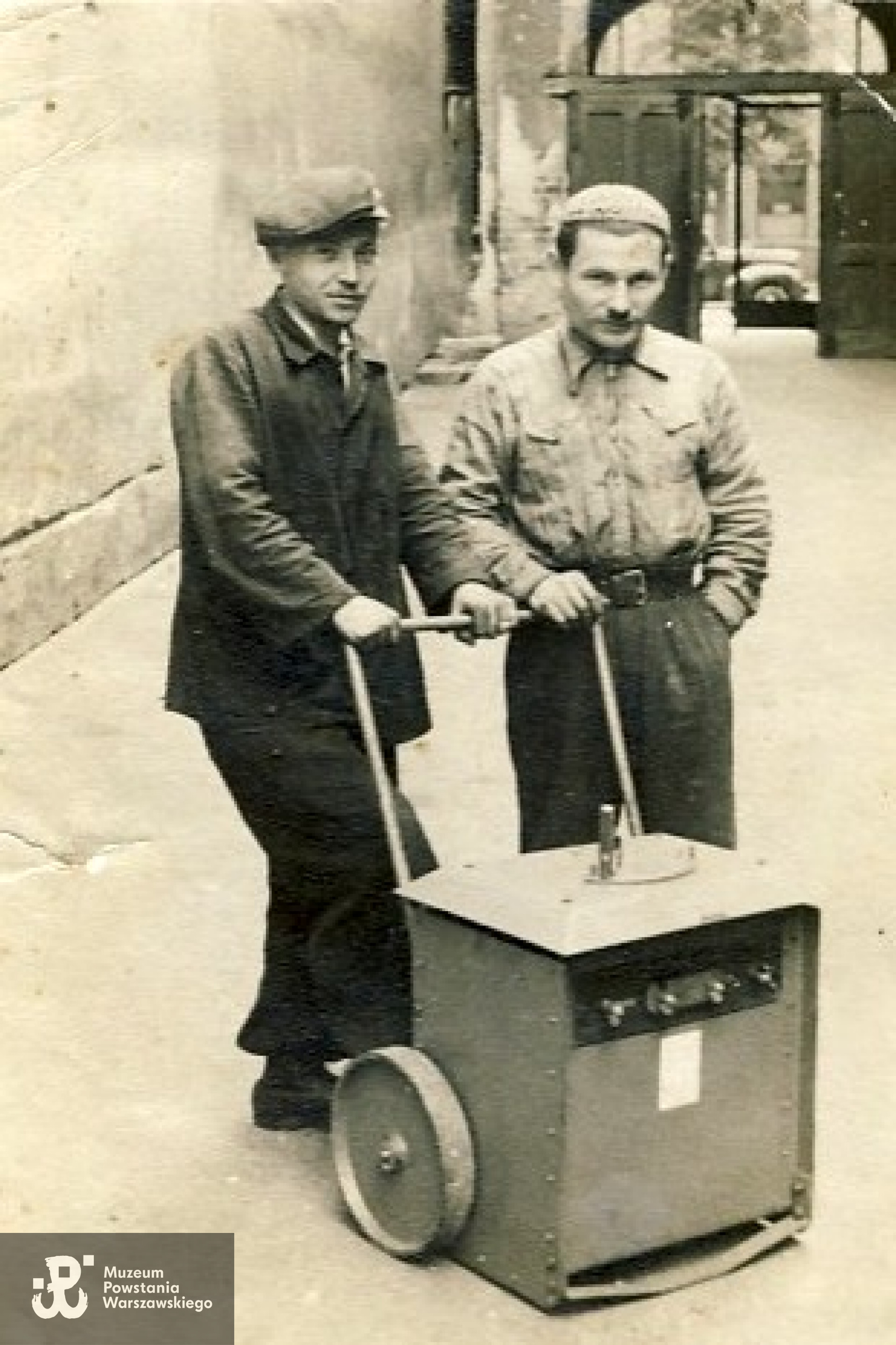 Henryk z bratem Tadeuszem Rozwadowskim. Zdjęcie z archiwum rodzinnego córki, Alicji Woźnicy z d. Rozwadowskiej.