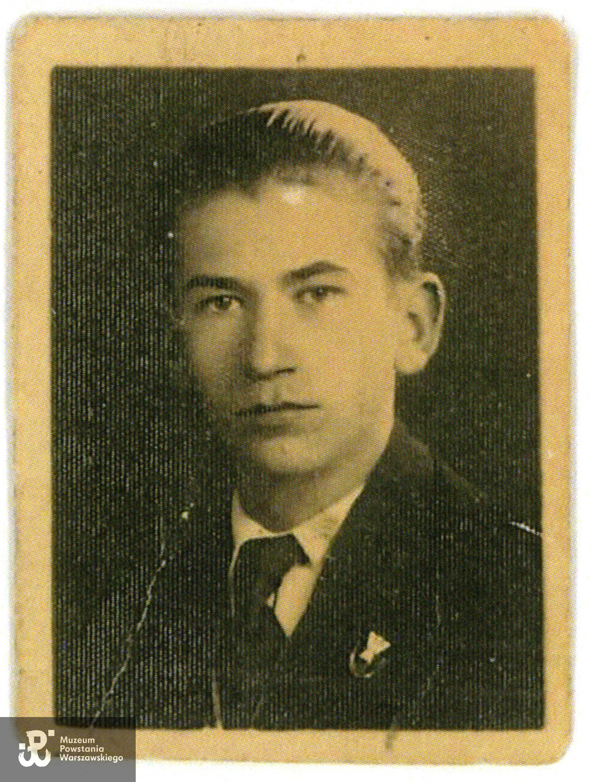 Fotografia z lat młodości. Muzeum Powstania Warszawskiego, Teczki personalne uczestników Powstania Warszawskiego: Michniewicz Stanisław Kazimierz ps. Żbik, skan z kserokopii przekazanej przez córkę Powstańca