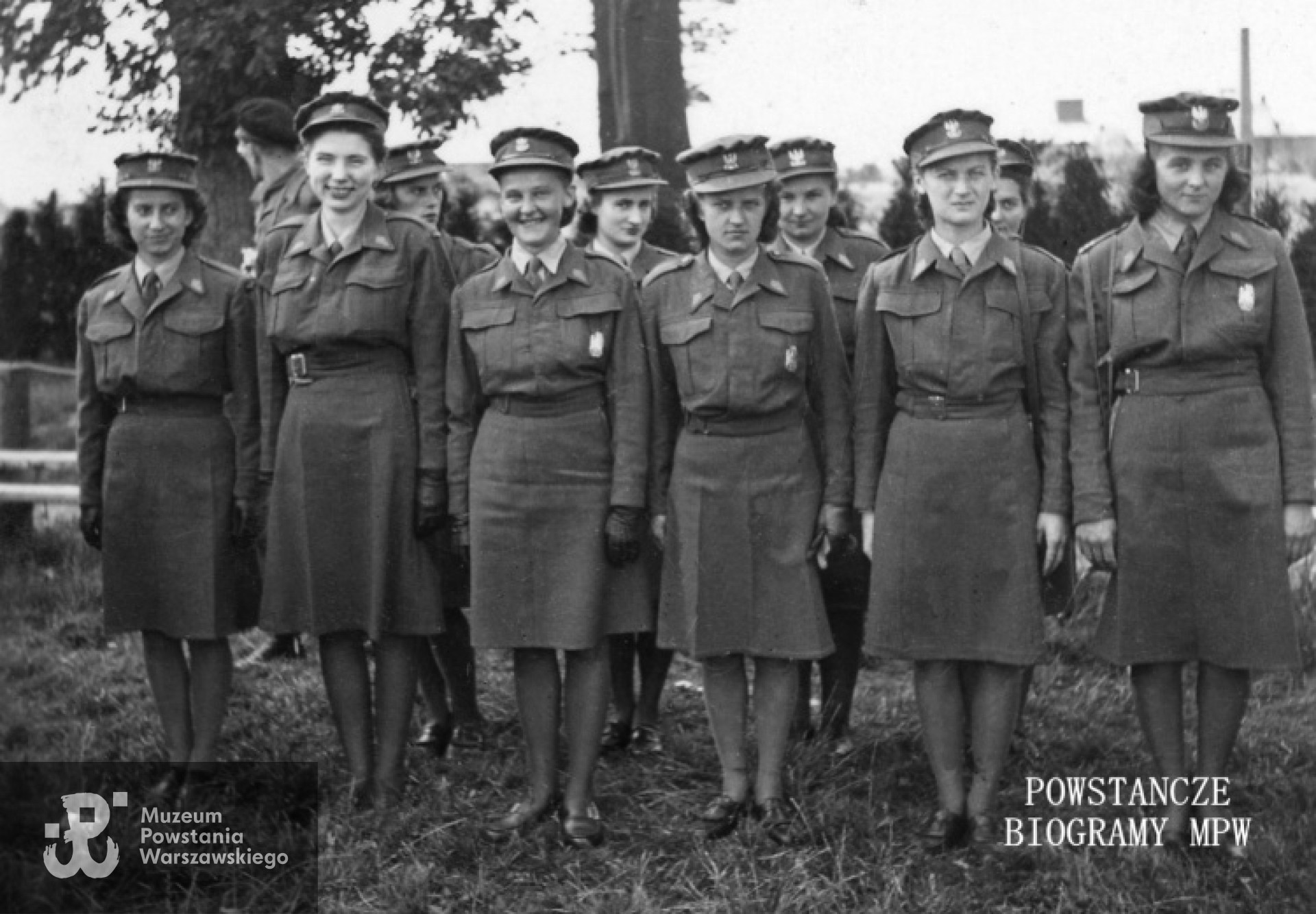 Danuta Szydelska ( na zdjęciu pierwsza z prawej) podczas służby w Pomocniczej Służbie Kobiet w 1. Dywizji Pancernej gen. Maczka.  Fot. z archiwum rodzinnego  Zbigniewa Szydelskiego.