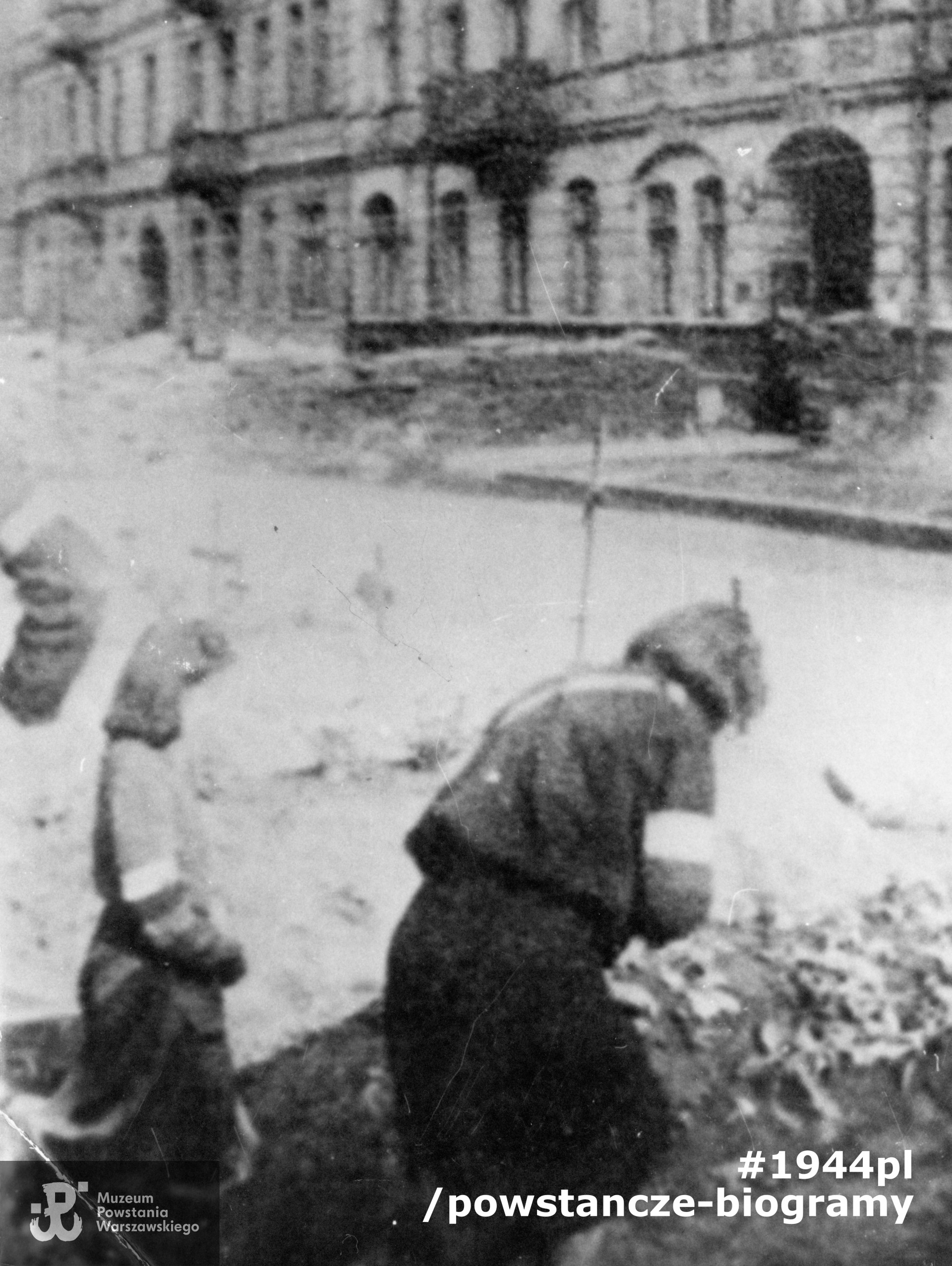 Fotografia z Powstania Warszawskiego. Pogrzeb Marii Tyszyńskiej "Marioli" na ul. ks. Skorupki. Żegnają ją: siostra Teresa Tyszyńska "Renia" i  Halina Hoffman "Halina". Fot. ze zbiorów Muzeum Powstania Warszawskiego, sygn. P/1082