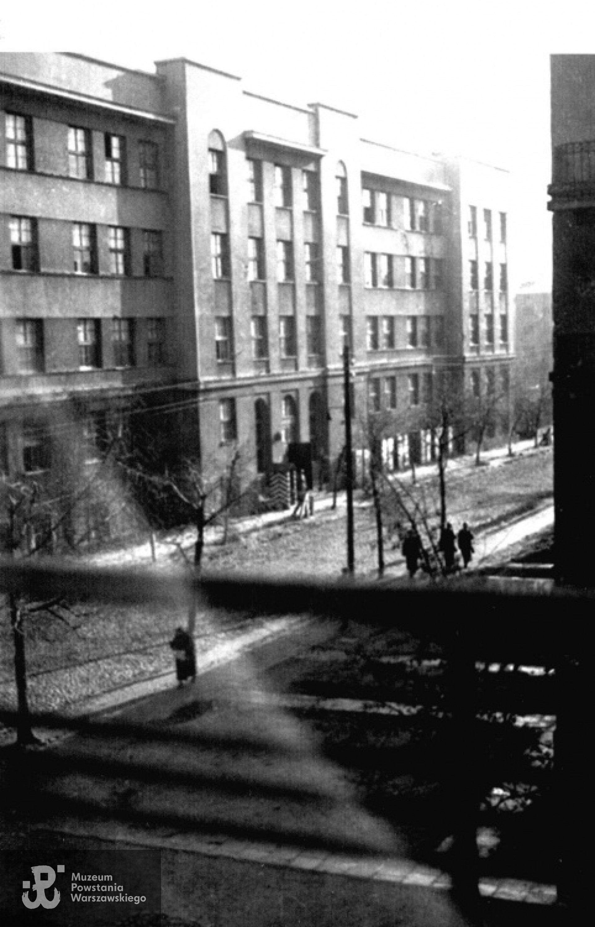 Zdjęcie konspiracyjne: widok z balkonu Zosi przy ul. Narbutta 38 na budynek I Miejskiej Żeńskiej Szkoły Rękodzielniczej przy ul. Kazimierzowskiej 60, w latach okupacji zamienionej na koszary jednostki SS. 1 sierpnia 1944 r. obiekt pod kryptonimem "Basy" bezskutecznie zaatakowały kompanie batalionu "Bałtyk" pułku KG AK "Baszta".