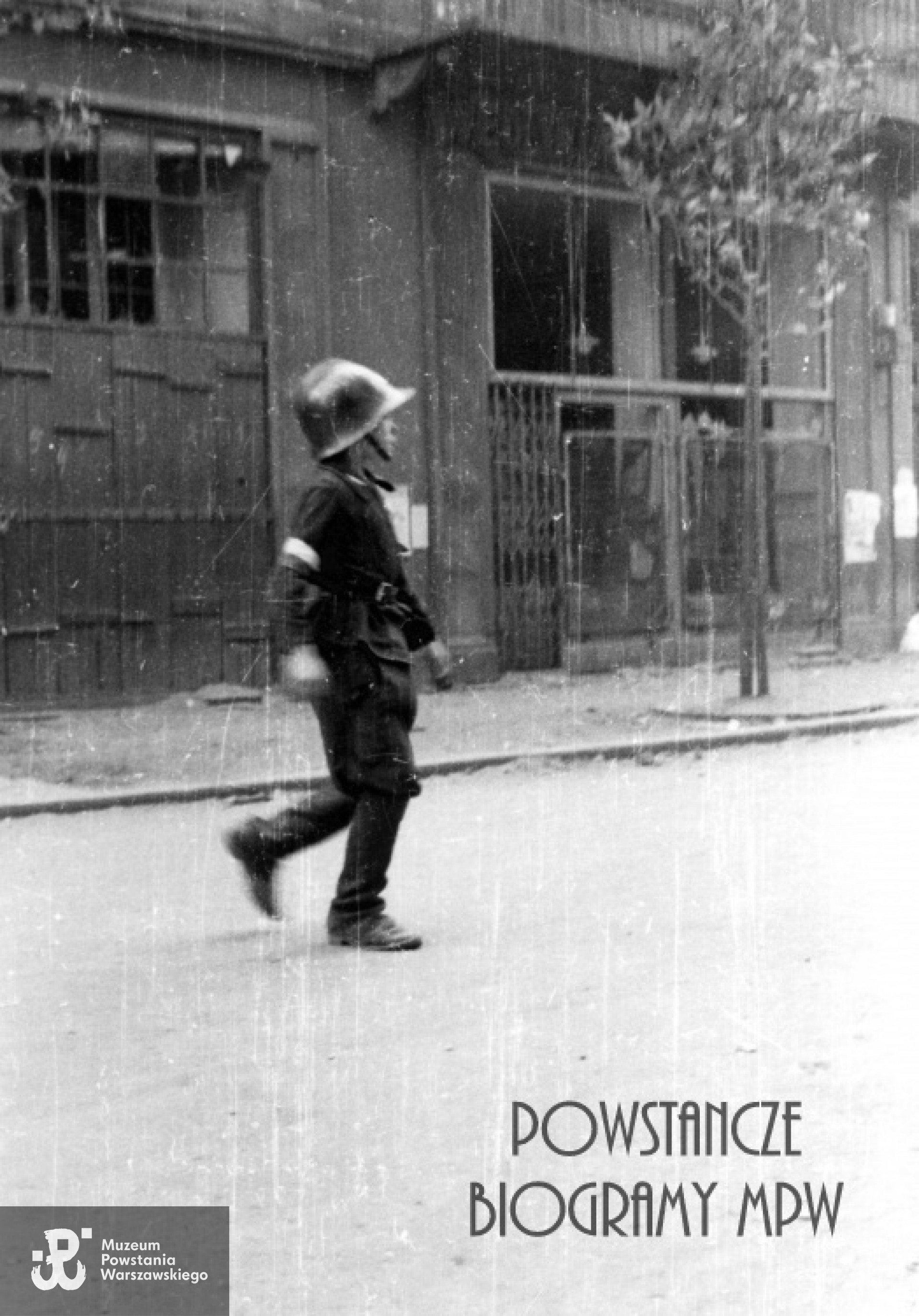 Fotografia autorstwa Eugeniusza Lokajskiego. Śródmieście Północne. Mały powstaniec Zbigniew Ślęzakowski "Kędziorek" w hełmie strażackim na ulicy Zgoda, 3 dekada sierpnia 1944. Zdjęcie ze zbiorów MPW, sygn.  <a href=" http://www.1944.pl/galerie/fototeka/foto/569/ "> MPW-IN/445</a>