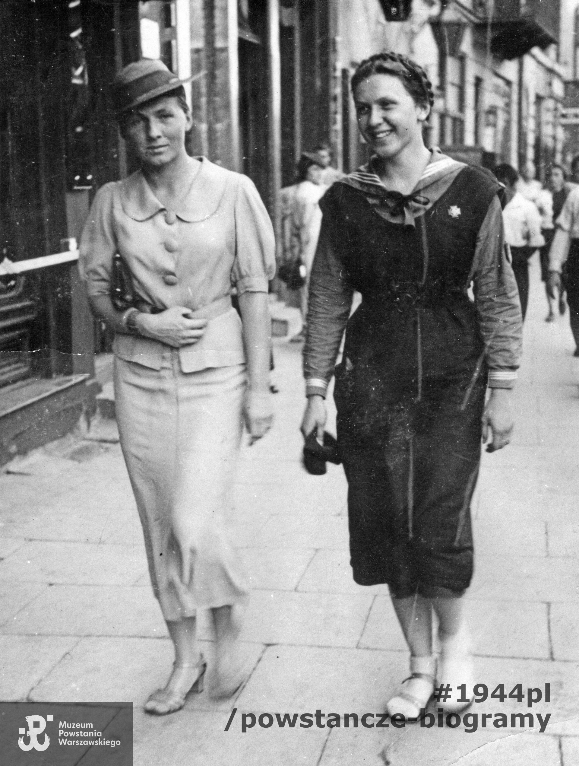 Warszawa, 1938/1939 rok. Fotografia uliczna przedstawiająca siostry Zofię Horodyńską - Waśkowską i Marię (Malinę) Horodyńską, poległe 5 sierpnia 1944 roku na Pl. Dąbrowskiego w trakcie przenoszenia rannego. Obie były harcerkami - sanitariuszkami. Ze zbiorów Muzeum Powstania Warszawskiego, sygn. P/4215.