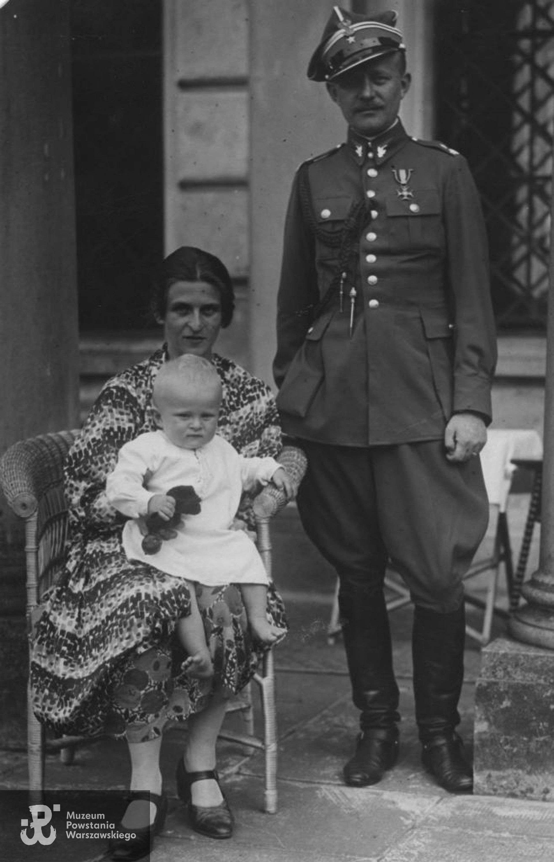 Falenty, maj 1928 roku : mjr Adam Remigiusz Grocholski z żoną Barbarą z domu Czetwertyńską i synem Mikołajem. Fot. ze zbiorów NAC  <i> [www.audiovis.nac.gov.pl] </i>