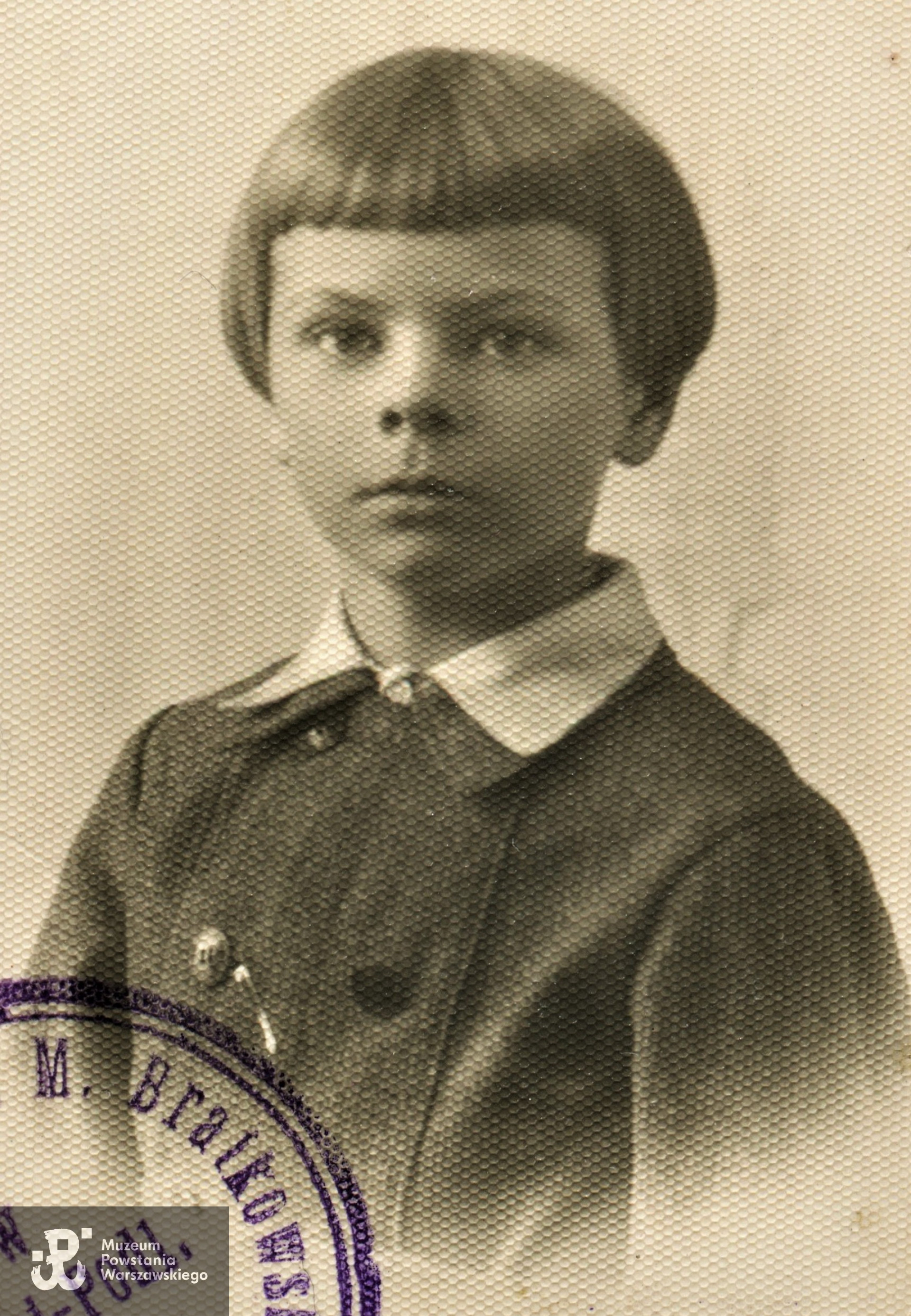 Witold Antoni Sikorski jako mały chłopiec, Biała Podlaska, jesień 1936 roku. Fot. ze zbiorów rodzinnych Pana Witolda Antoniego Sikorskiego "Bystronia". Skany wykonano w Muzeum Powstania Warszawskiego - Pokój Kombatanta.