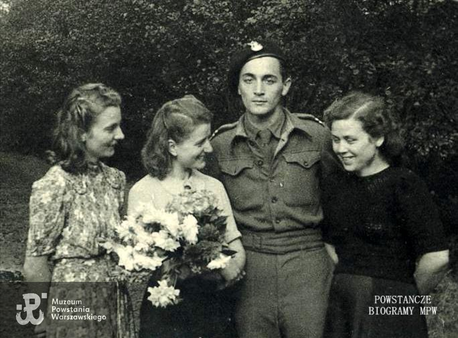 Po wyzwoleniu z koleżankami i Haliną Wesołowską. Fot. archiwum rodzinne / materiały do Słownika Uczestników PW