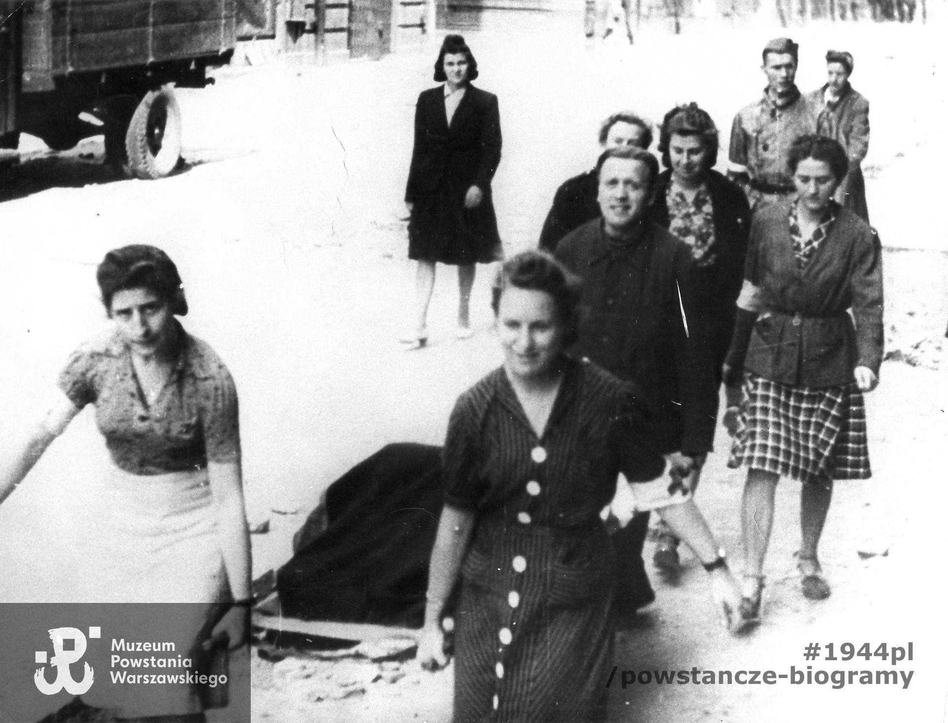 Fotografia z Powstania Warszawskiego wykonana we wrześniu 1944 roku - patrol sanitarny kompanii „Genowefa” na ul. Czackiego. Widoczne na zdjęciu od lewej: z noszami Teresa Choynowska „Foka„ i Maria Choynowska - Klimaszewska ”Scarlett”, w trzecim rzędzie w sukience w kratę  Jadwiga Pryba, po wojnie Kessler, ps. „Wisia". Reszta osób obecnie nierozpoznana. Fot. udostępniona przez Środowisko Byłych Żołnierzy batalionów „Gustaw„ - ”Harnaś”