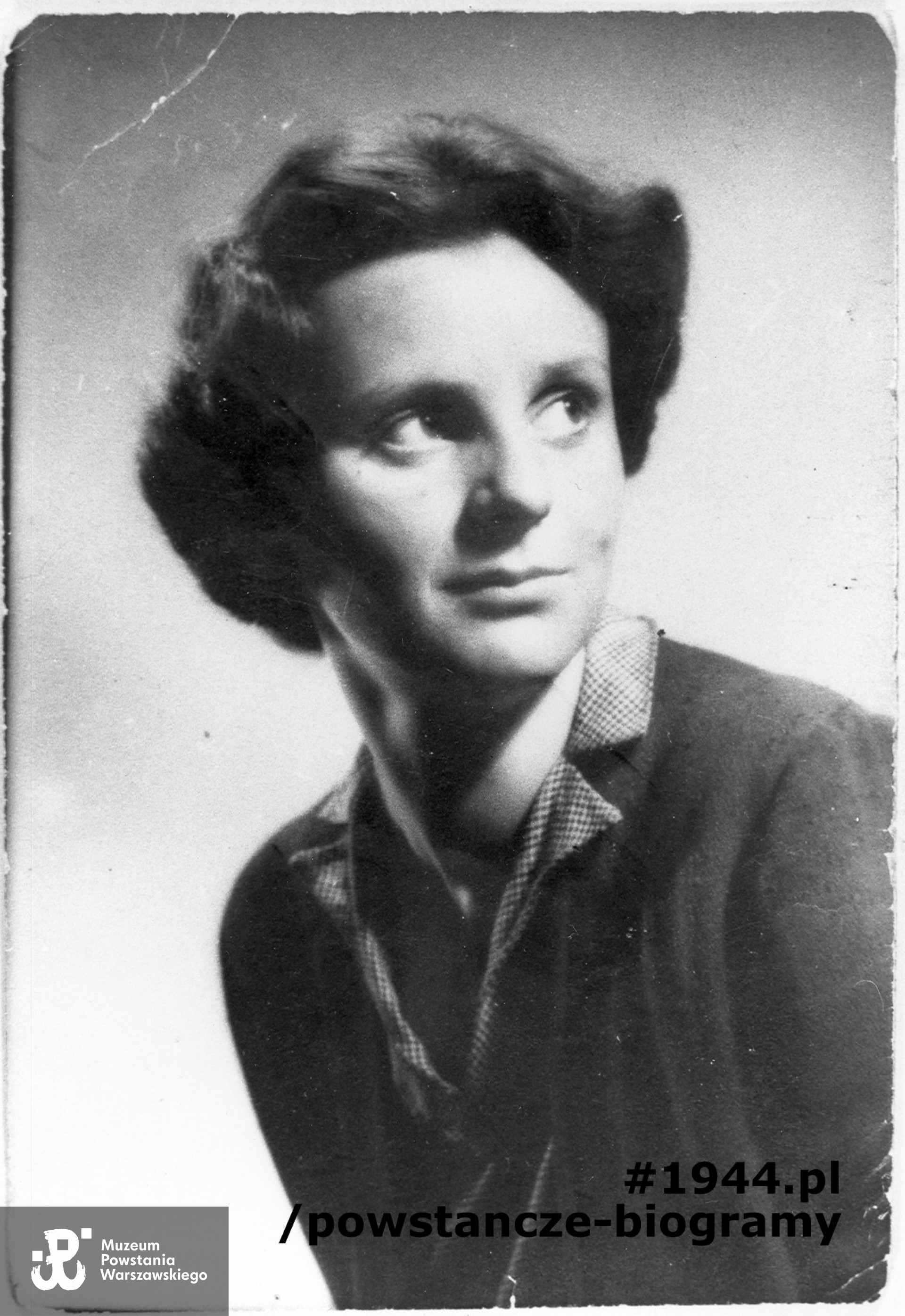 Fot. z archiwum Anny Jakubowskiej. Zdjęcie prezentowane w 2004 roku na  wystawie plenerowej "Alejami z paradą mieli iść… " w Al. Ujazdowskich ukazującej portrety ponad 80 powstańców i działaczy Polskiego Państwa Podziemnego represjonowanych przez władze komunistyczne w latach 1945-1956. Tytuł nawiązywał do wiersza Józefa Szczepańskiego, żołnierza batalionu "Parasol, który napisał podczas Powstania Warszawskiego. "Alejami z paradą będziem szli defiladą/W wolną Polskę, co wstała z naszej krwi". Organizatorem wystawy było Muzeum Powstania Warszawskiego.