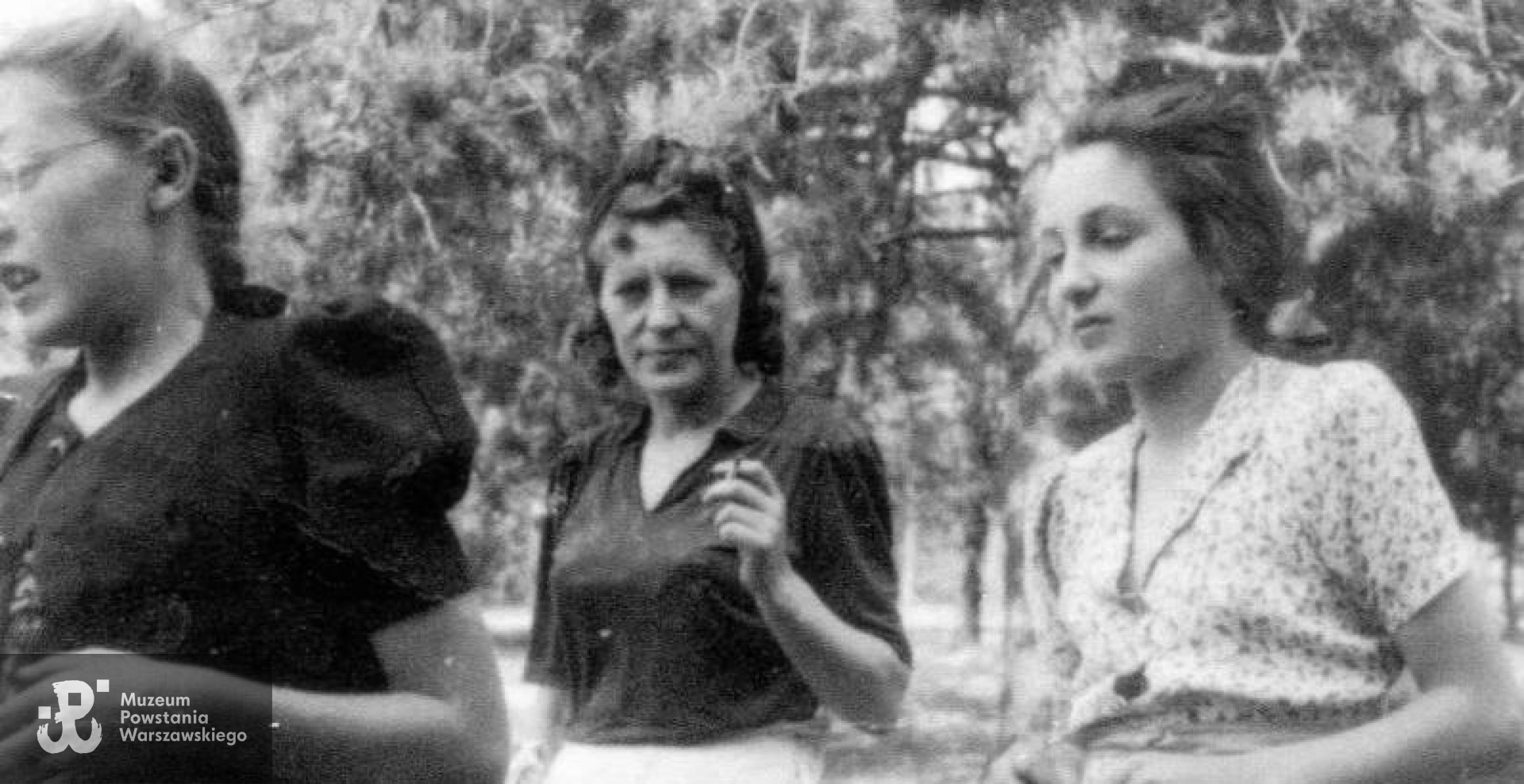 Matka Anny  - Janina Stupnicka z d. Wójcik z Anną (na zdjęciu po lewej) i Lilianą vel Krysią Wójcik (po prawej). Fot. archiwum rodzinne