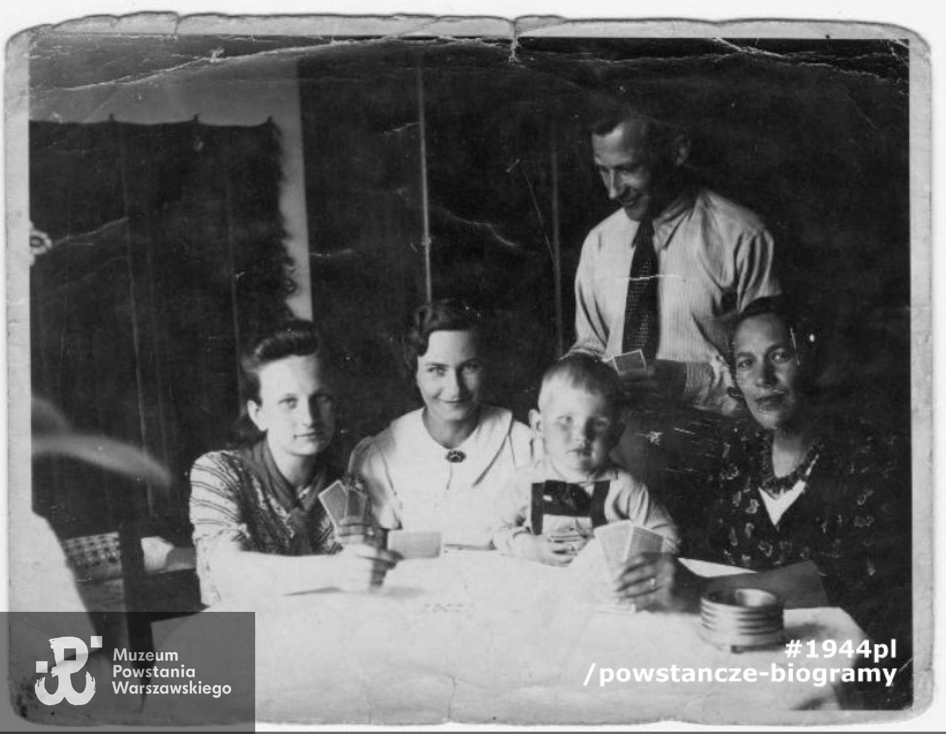 Fotografia rodzinna wykonana przed Powstaniem, około 1943/1944 roku. Siedzą od lewej: Henryka Barbara Żylak (ciocia ofiarodawcy, Andrzeja Wichowskiego), obok siostra Henryki Wanda Wiechowska z domu Żylak i jej syn Andrzej oraz krewna/ciocia Natalia (nazwisko nieustalone).  Za nimi stoi Jerzy Wiechowski, mąż Wandy, ojciec Andrzeja. Fot. z archiwum rodzinnego udostępnił p. Andrzej Wichowski