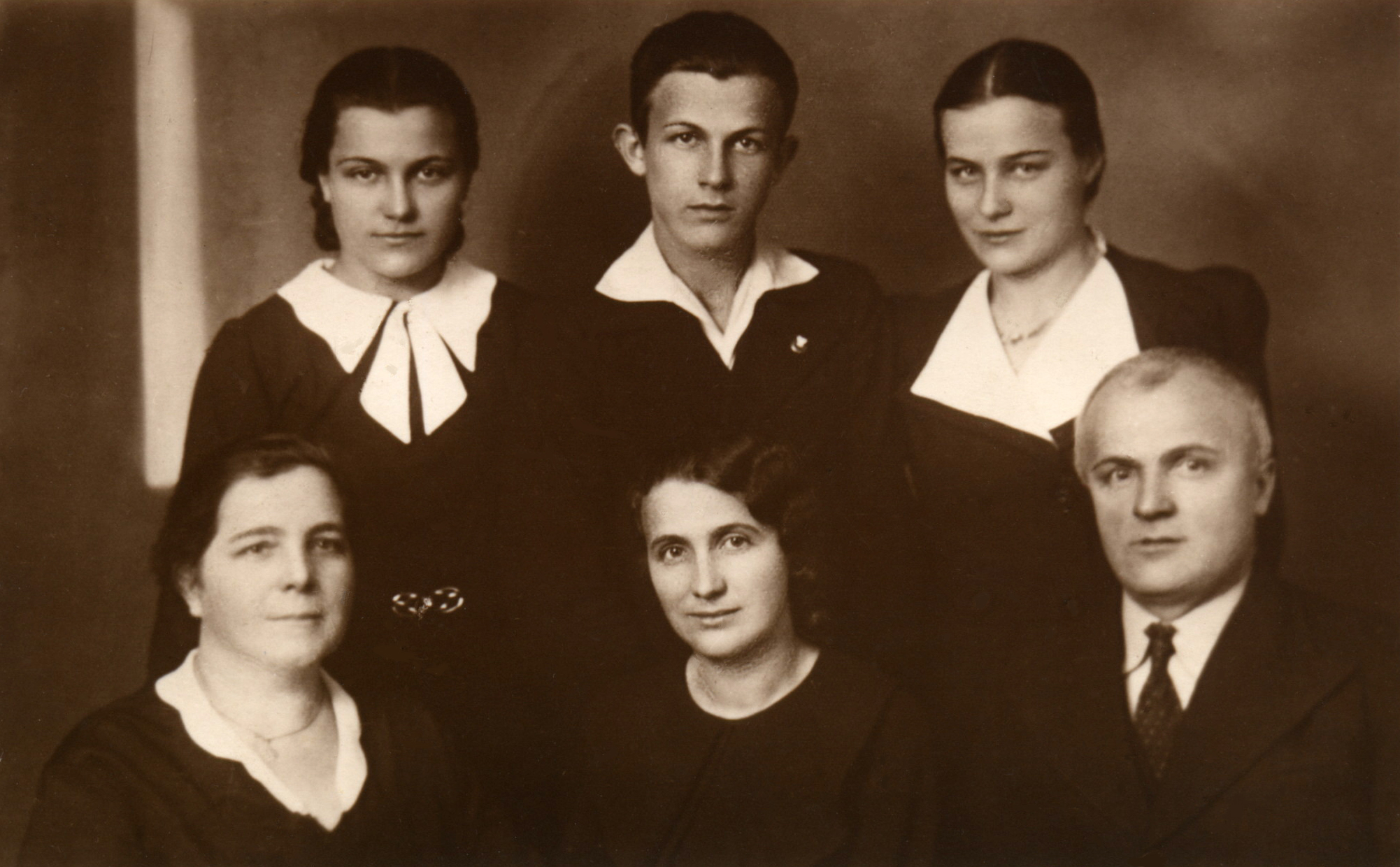 Rok 1935. W pierwszym rzędzie od lewej: Zofia Wiaczkis z Zatorskich, Halina Wiaczkis (najstarsza córka) i Józef Wiaczkis. W drugim rzędzie od lewej: Zofia Antonina Wiaczkis (najmłodsza córka), Tadeusz Wiaczkis (najmłodsze dziecko) i Otolia Wiaczkis.