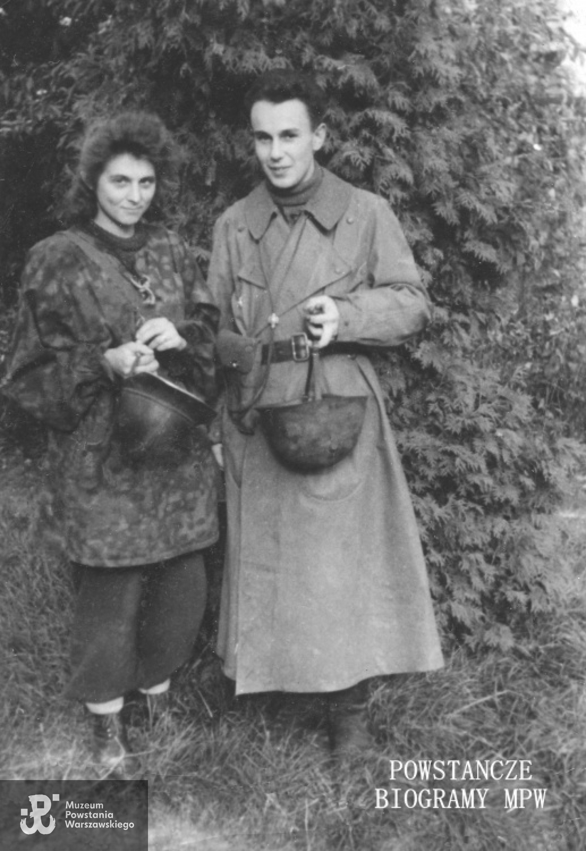 Fotografia wykonana we wrześniu 1944 r. na Żoliborzu, na terenie Zakładów "Opla". "Danka" (Danuta Szydelska) i "Sawa" (Artur Chwalibogowski). Fot. z archiwum rodzinnego  Zbigniewa Szydelskiego.