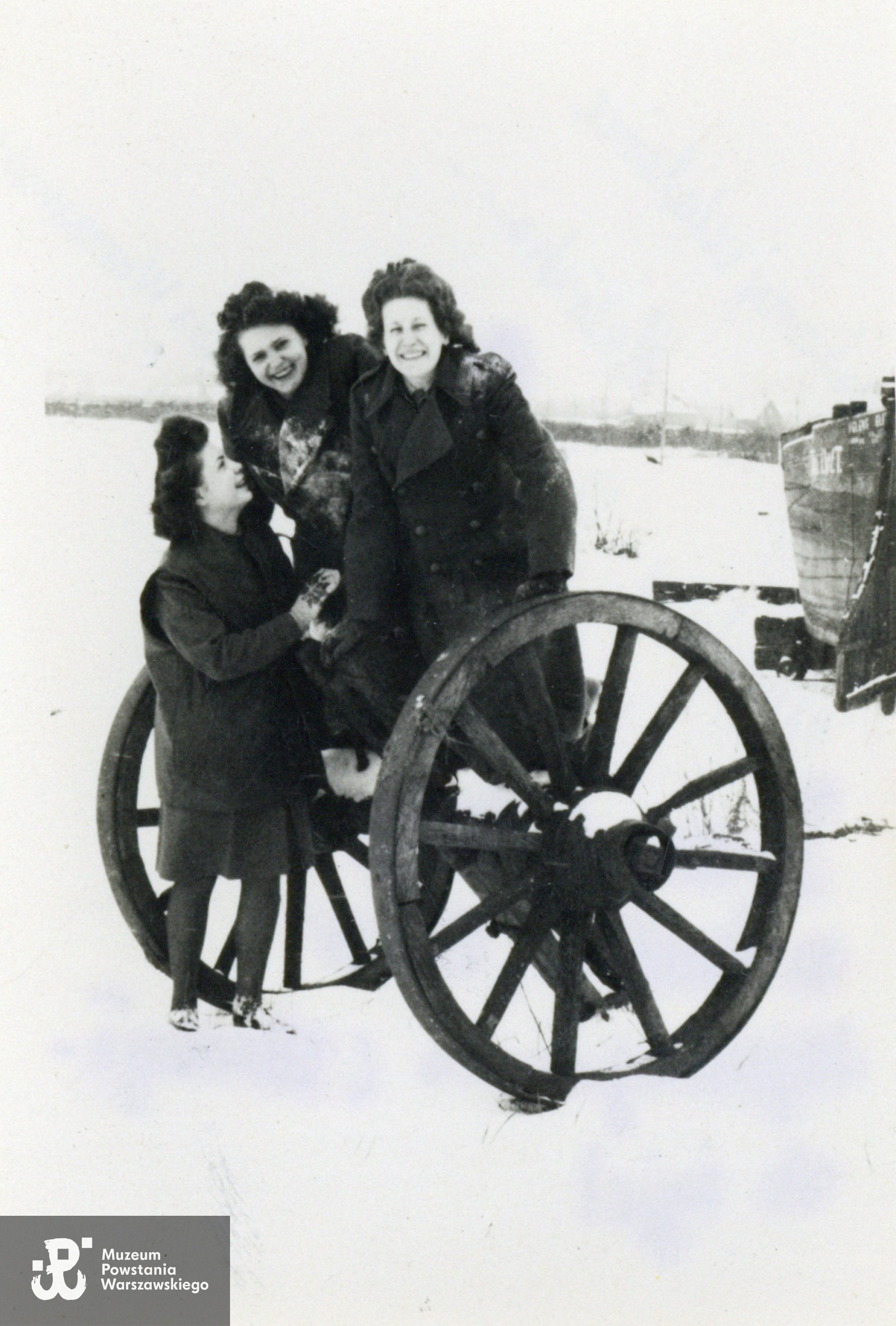 Maczków, marzec 1946 roku, pierwsza z lewej Halina Irena Jędrzejewska (po wojnie Chodzicka), w środku "Ela" - Janina Szparagowska. Ze zbiorów Muzeum Powstania Warszawskiego, sygn. P/9646, dar p. Haliny Jędrzejewskiej - Chodzickiej
