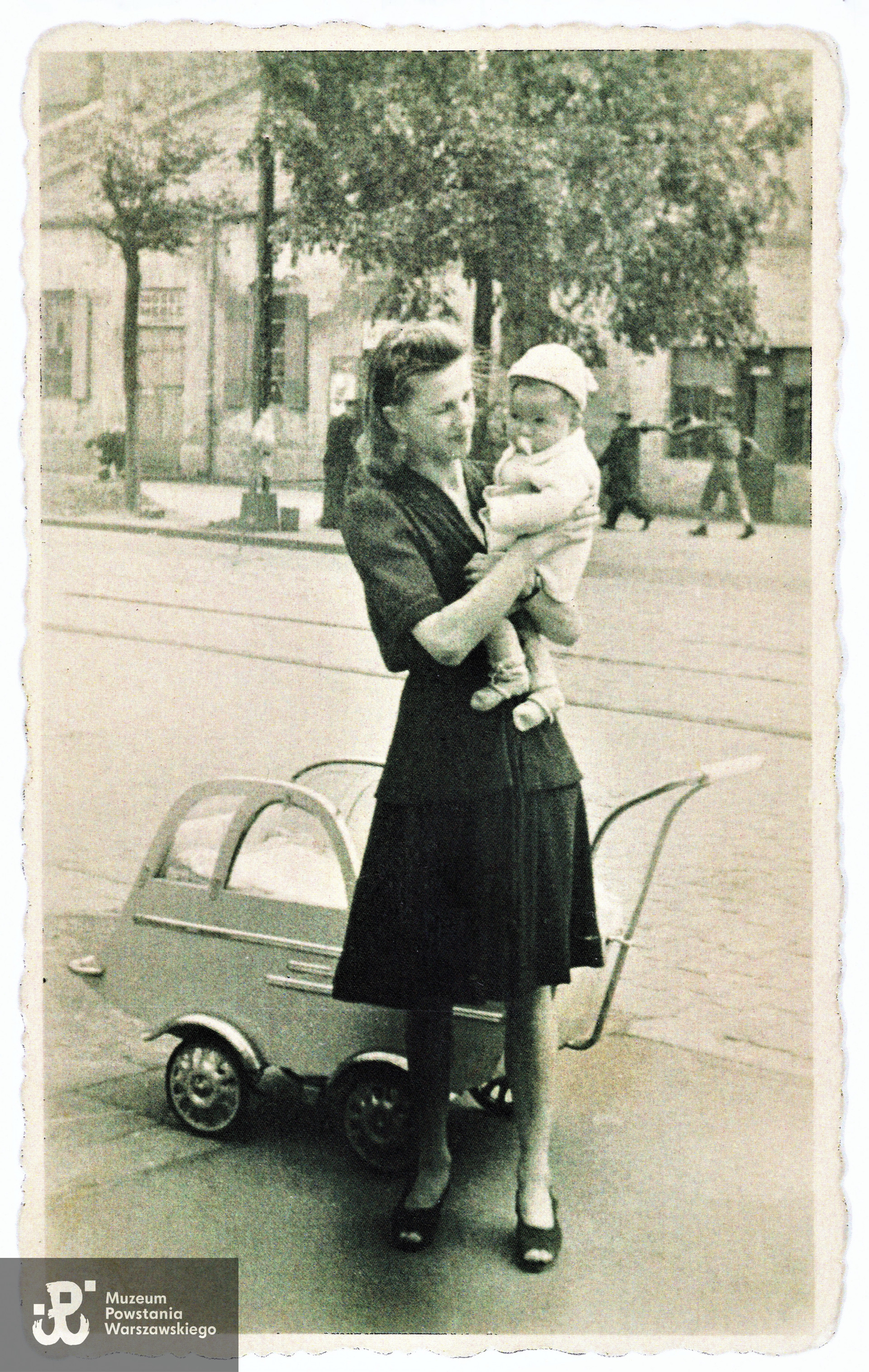 Wiosna 1944 roku - Irena Gadzińska z córką Ewą. Fot. ze zbiorów rodzinnych, udostępniła p. Ewa Mickiewicz z domu Gadzińska