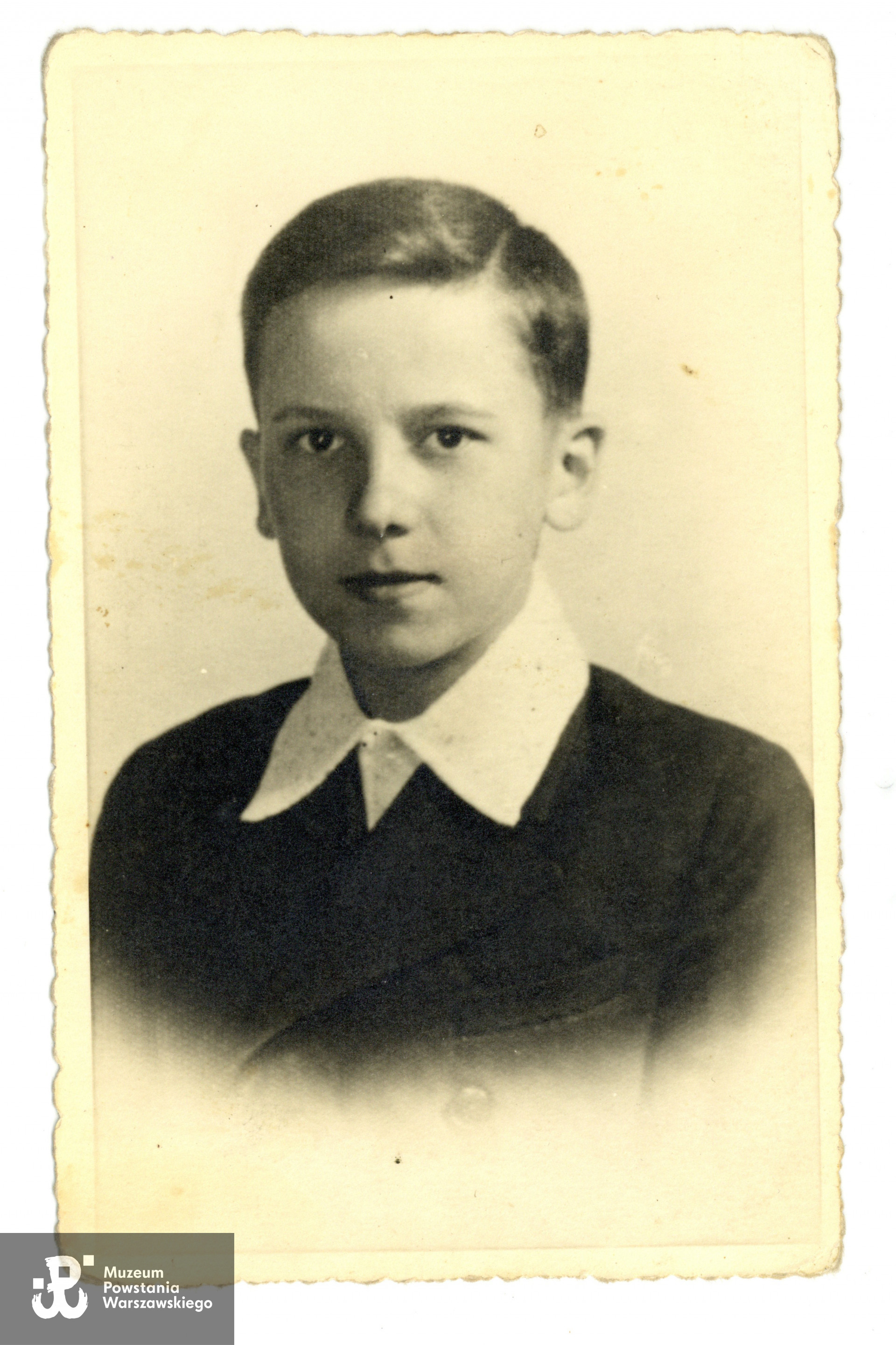 Fotografia portretowa, 1939 rok. Fot. ze zbiorów rodzinnych,  udostępniły  p. Dorota Zbiegniewska-Lech i p. Anna Zbiegniewska-Lis, siostrzenice Powstańca. Skany wykonano w Muzeum Powstania Warszawskiego w lutym 2024 r. 