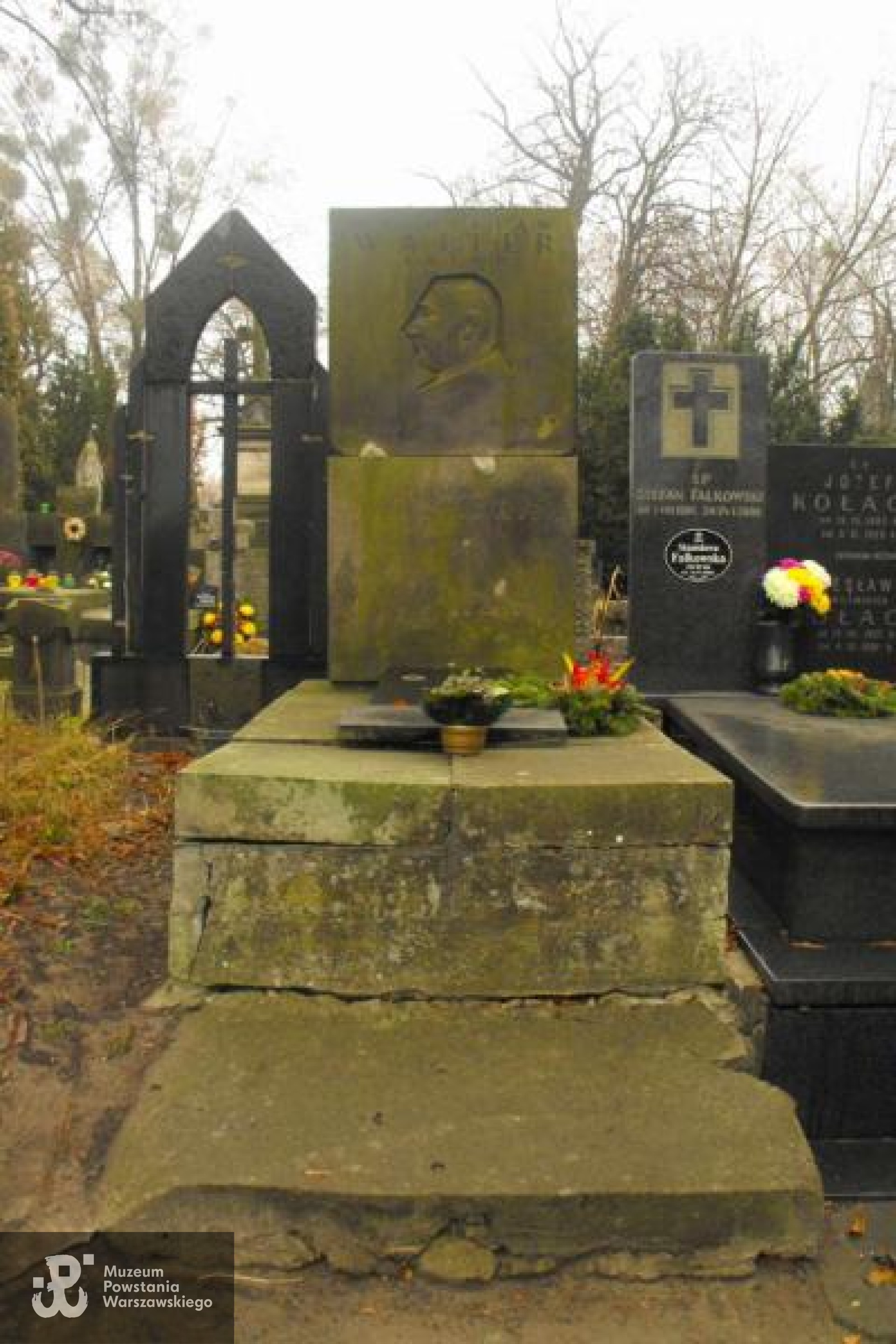 Cmentarz Powązkowski w Warszawie (Stare Powązki), kwatera  R, rząd 6, grób 10. Pochowany wraz ze zmarłymi po wojnie rodzicami.