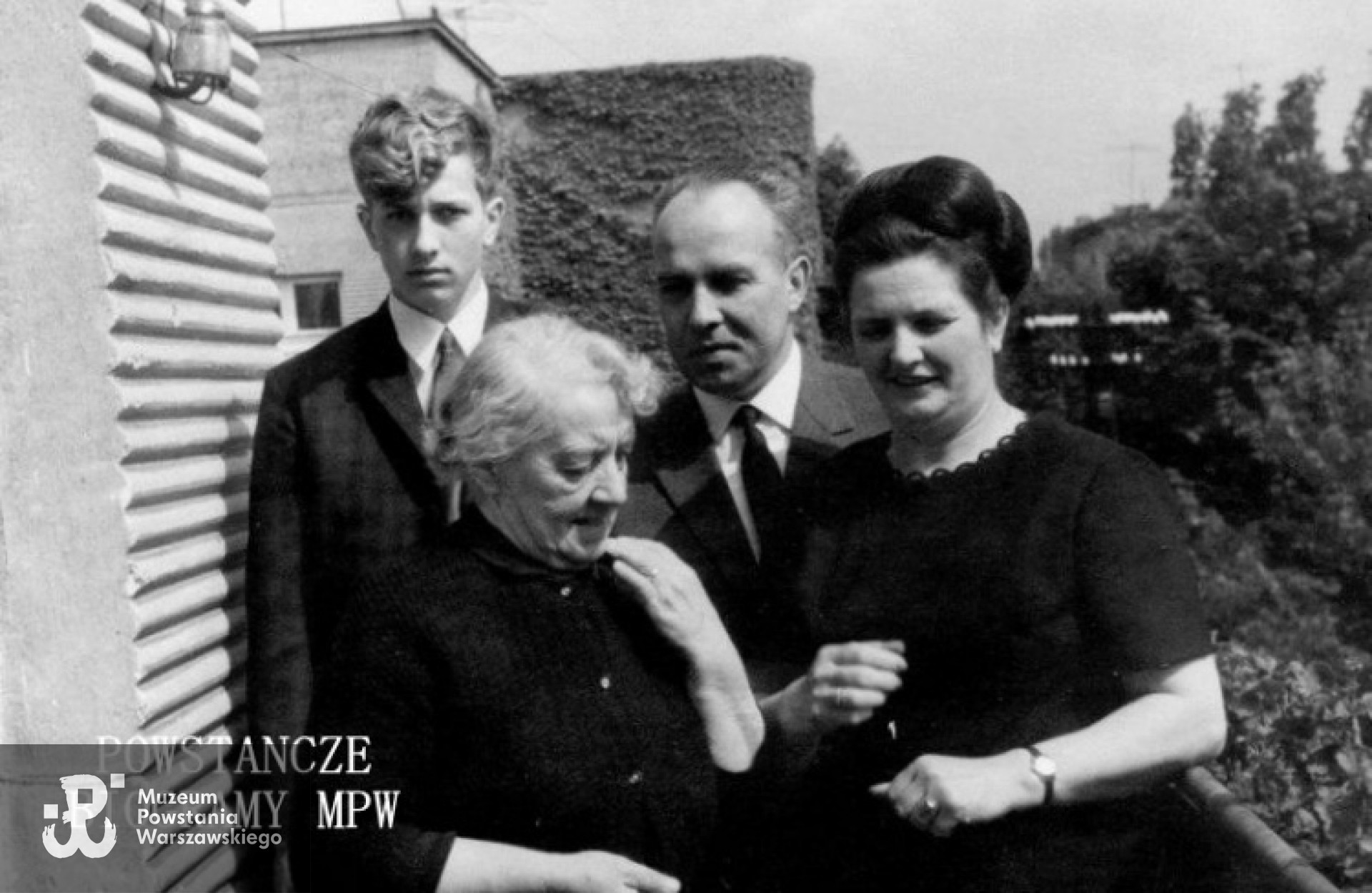 Rok 1968., rodzina w żałobie po śmierci Józefa Dąbrowskiego. Na zdjęciu - Maria Józefowa Dąbrowska z Szaybów (zm. 1987), Stanisława Dąbrowska (żona Bogdana, zm. 2001), Bogdan Dąbrowski (zm. 1993), Andrzej Dąbrowski (ur. 1954). Zdjęcie zrobione na balkonie rodzinnego domu przy ul. Zdrojowej w Kielcach. Fot. z archiwum rodzinnego udostępnione przez p. Annę i Andrzeja Dąbrowskich.