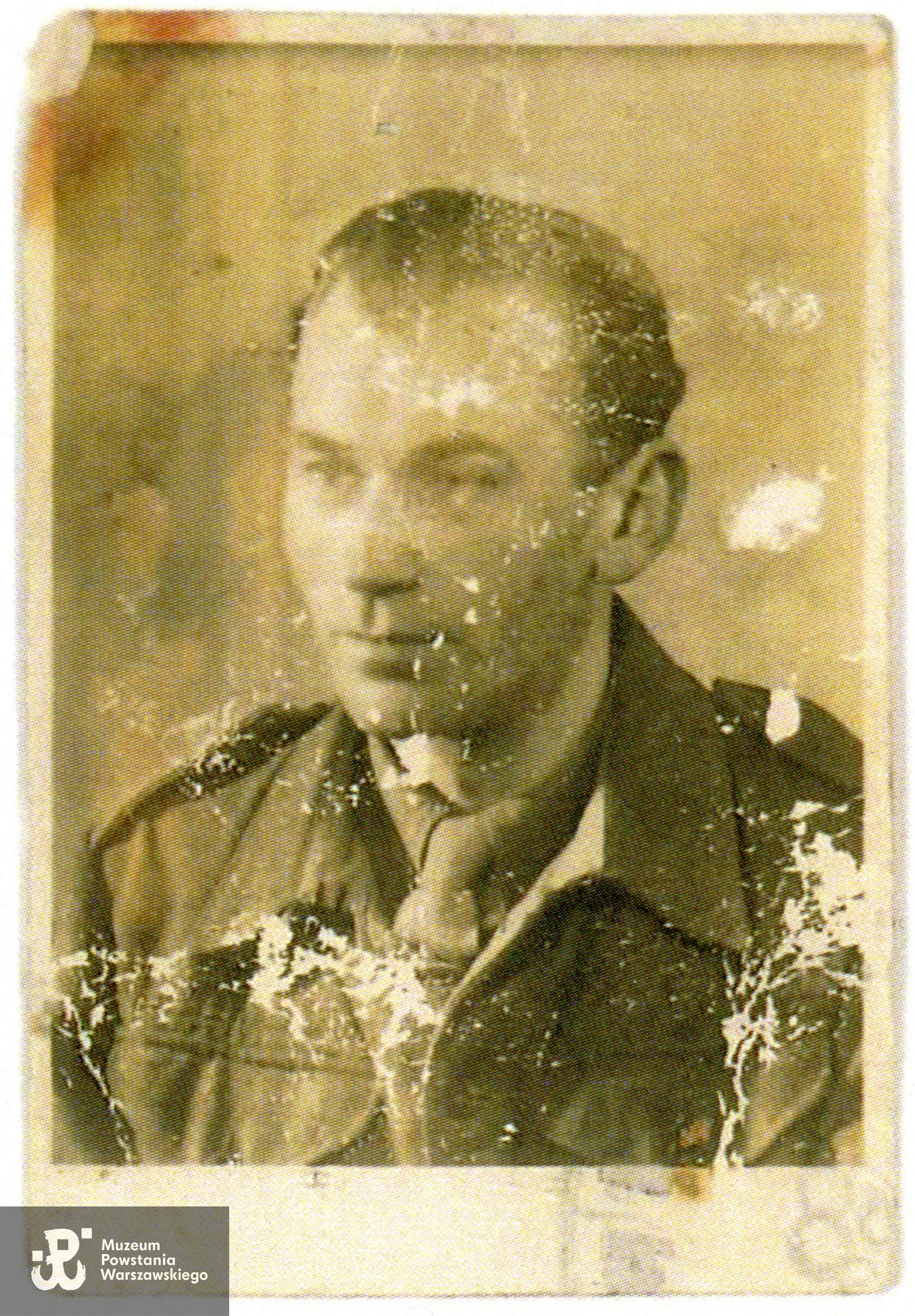 Fotografia z okresu służby w Polskich Siłach Zbrojnych. Muzeum Powstania Warszawskiego, Teczki personalne uczestników Powstania Warszawskiego: Michniewicz Stanisław Kazimierz ps. Żbik, skan z kserokopii przekazanej przez córkę Powstańca