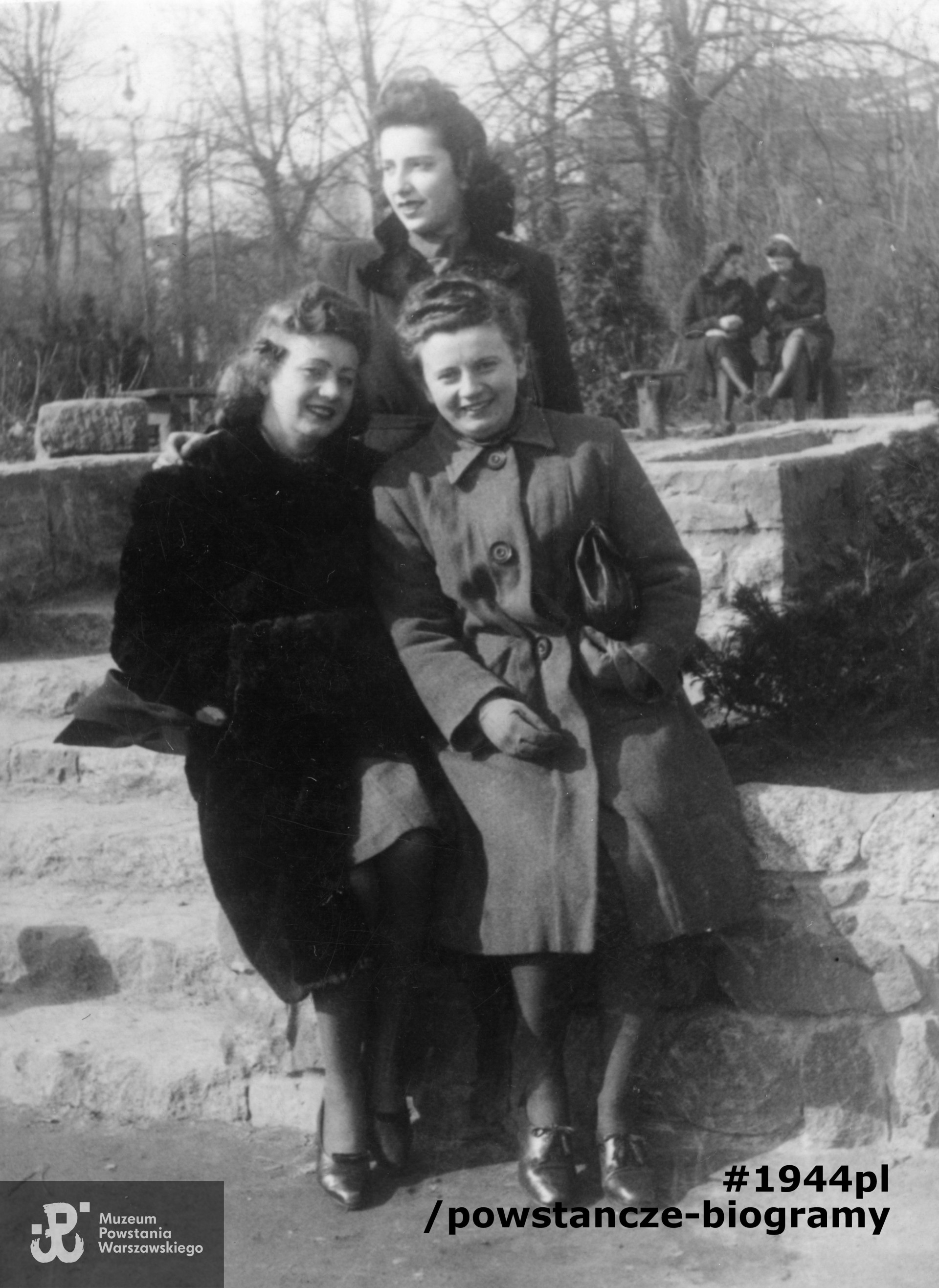 Luiza Erben "Lusia" z koleżankami - na zdjęciu siedząca po  lewej. Fot. ze zbiorów Muzeum Powstania Warszawskiego, sygn. P/6665