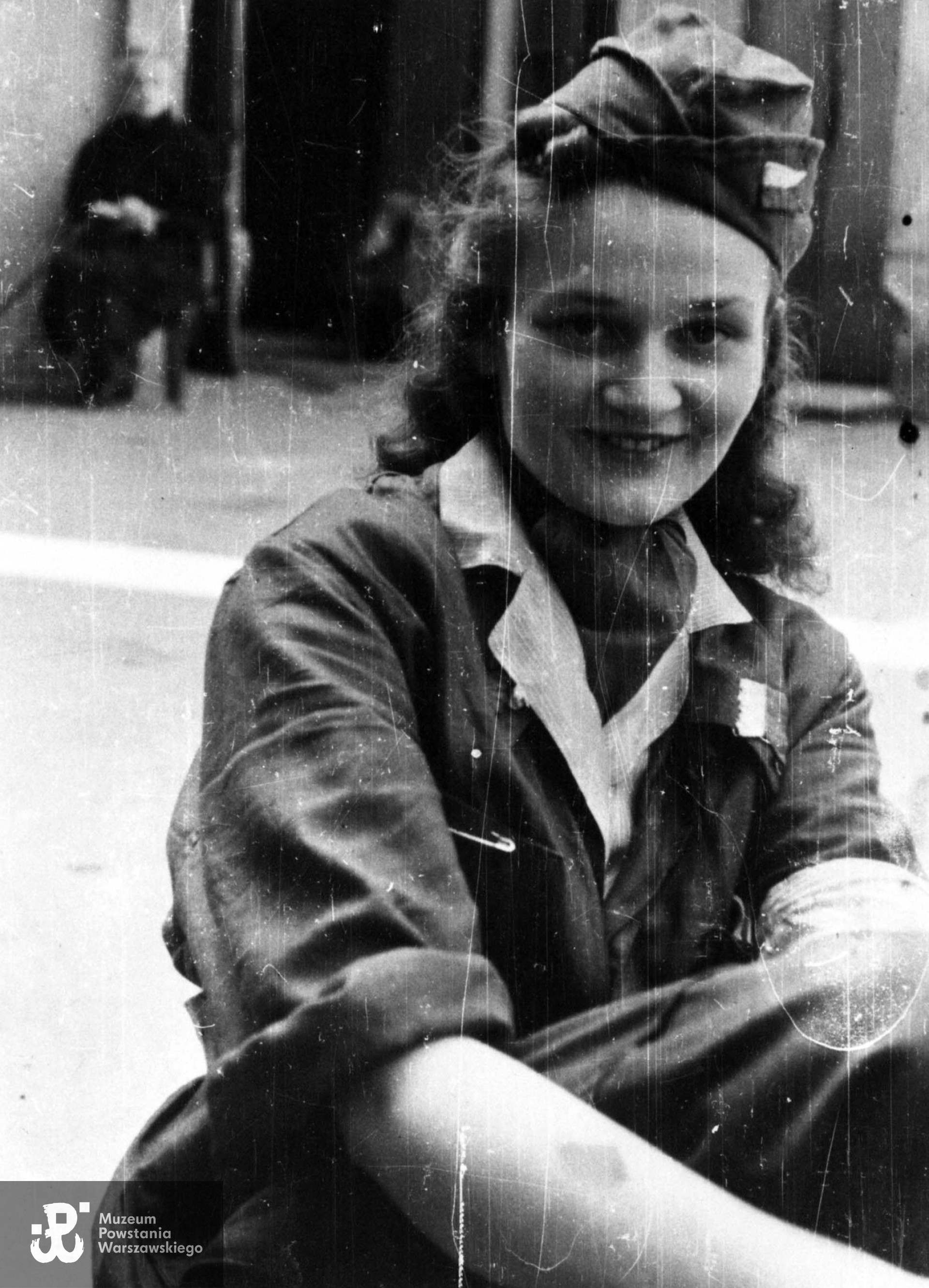 Fotografia z Powstania Warszawskiego autorstwa Wojciecha Marczyńskiego ps. "Bogusław". Śródmieście Południowe. Łączniczka Hanna Baranowska "Lalka", batalion "Miłosz" - 3. kompania - I pluton "Kłosa”. Fot. ze zbiorów Muzeum Powstania Warszawskiego, sygn. MPW-IK/2964 - zbiór Stanisława Kopfa.