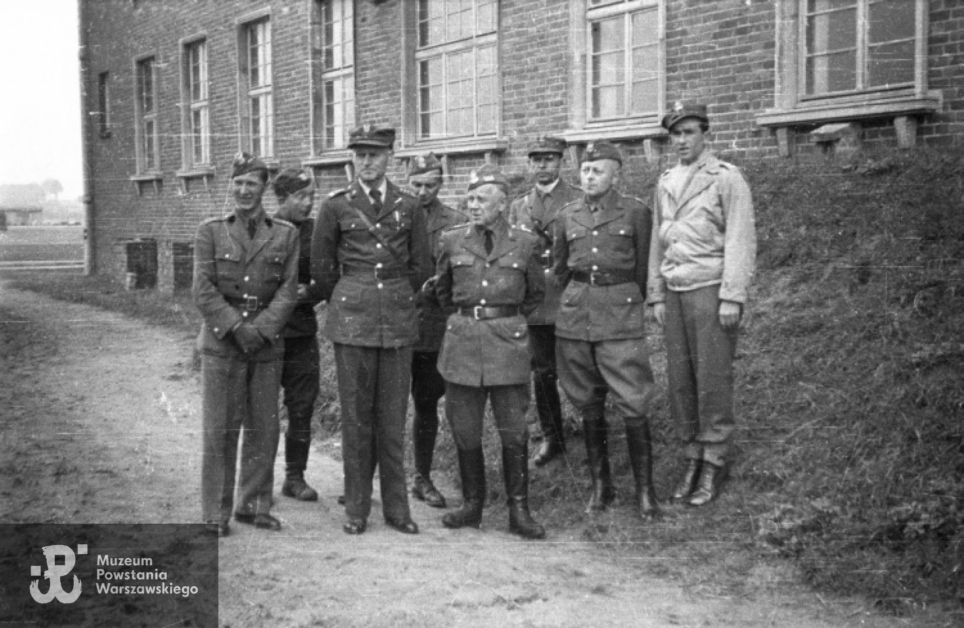 Na zdjęciu trzeci od lewej (najwyższy). Fot. ze zbiorów MPW
