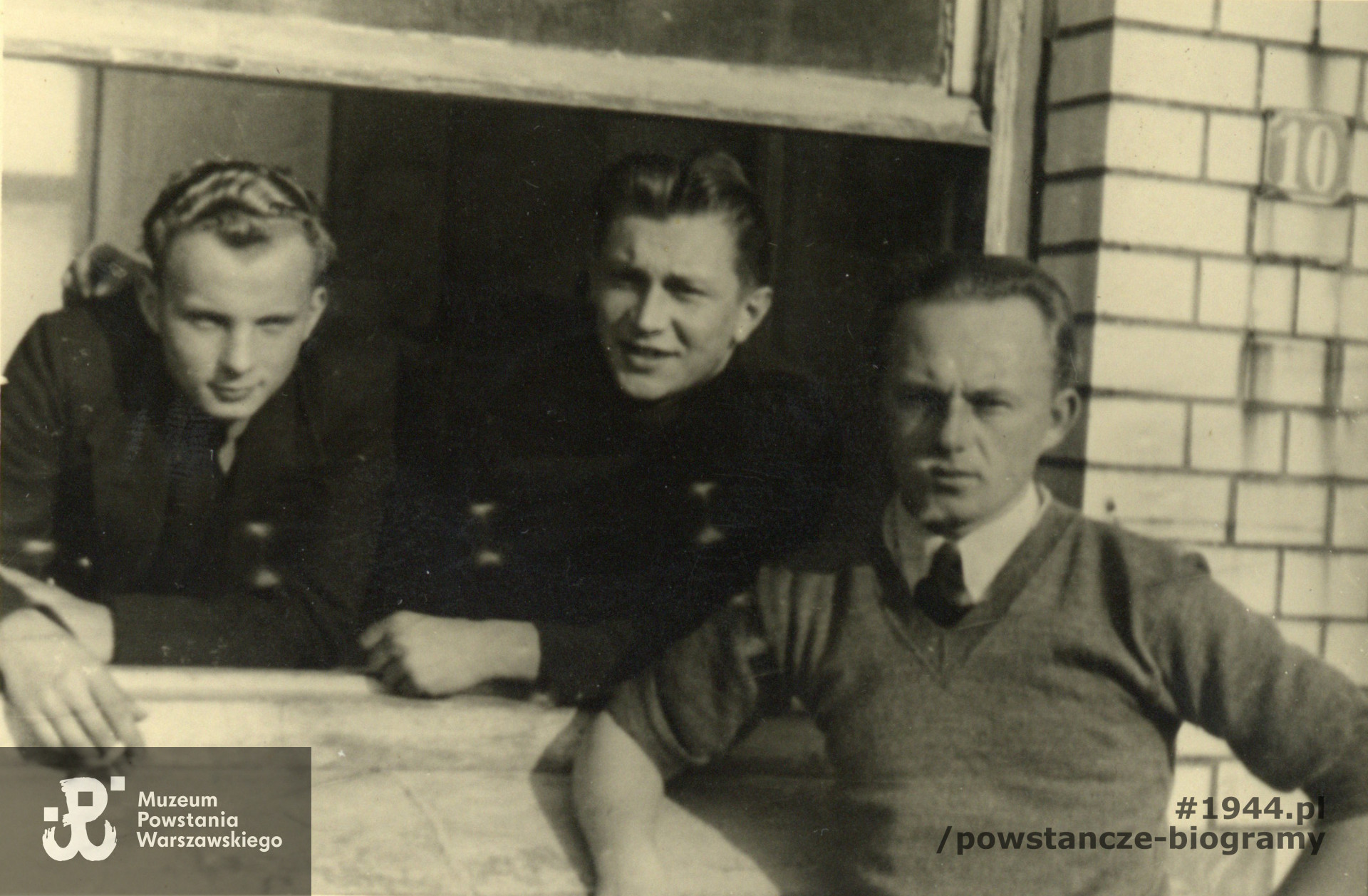 Fotografia wykonana w 1945 roku po wyzwoleniu z obozu jenieckiego. Od lewej  <a href= stanislaw-wlaznik,49203.html> Stanisław Wlaźnik ps. „Granit", </a> w środku Tadeusz Brodowski ”Bdank",  tożsamość trzeciego z kolegów nieustalona. Fot. z archiwum prywatnego p. Tadeusza Brodowskiego ps. ”Bdank"