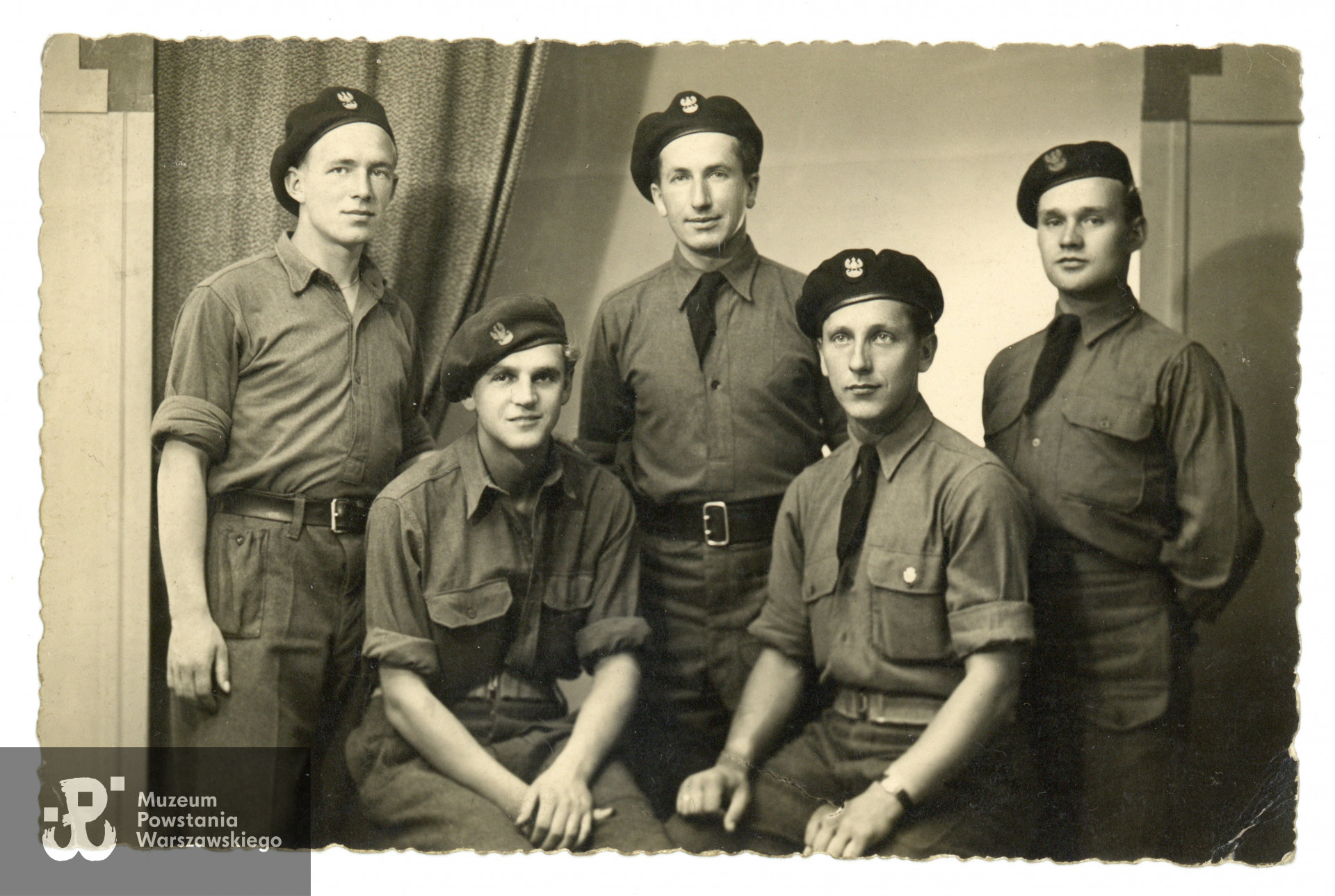 Paryż 1945 rok.  W środku Czesław Małecki „Szarek”, pierwszy z prawej stoi Tadeusz Dolata "Zych". Fot. ze zbiorów rodzinnych p. Anne Eden, córki Czesława Małeckiego.