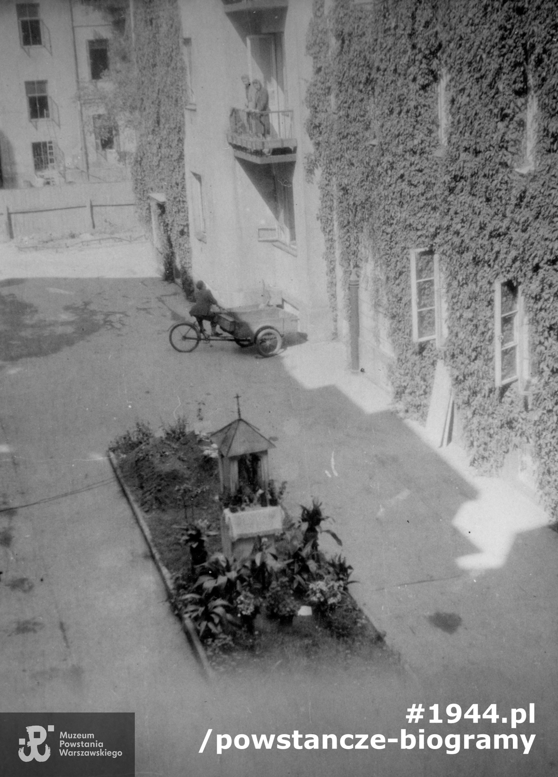 Zachowane fotografie z roku 1944 - ze zbiorów Stanisława Juliana Chmielowskiego ps. "Tadeusz". Miejsce nieustalone. Fot. ze zbiorów rodzinnych, na potrzeby biogramu udostępniła p. Anna Chmielowska - Łachwa