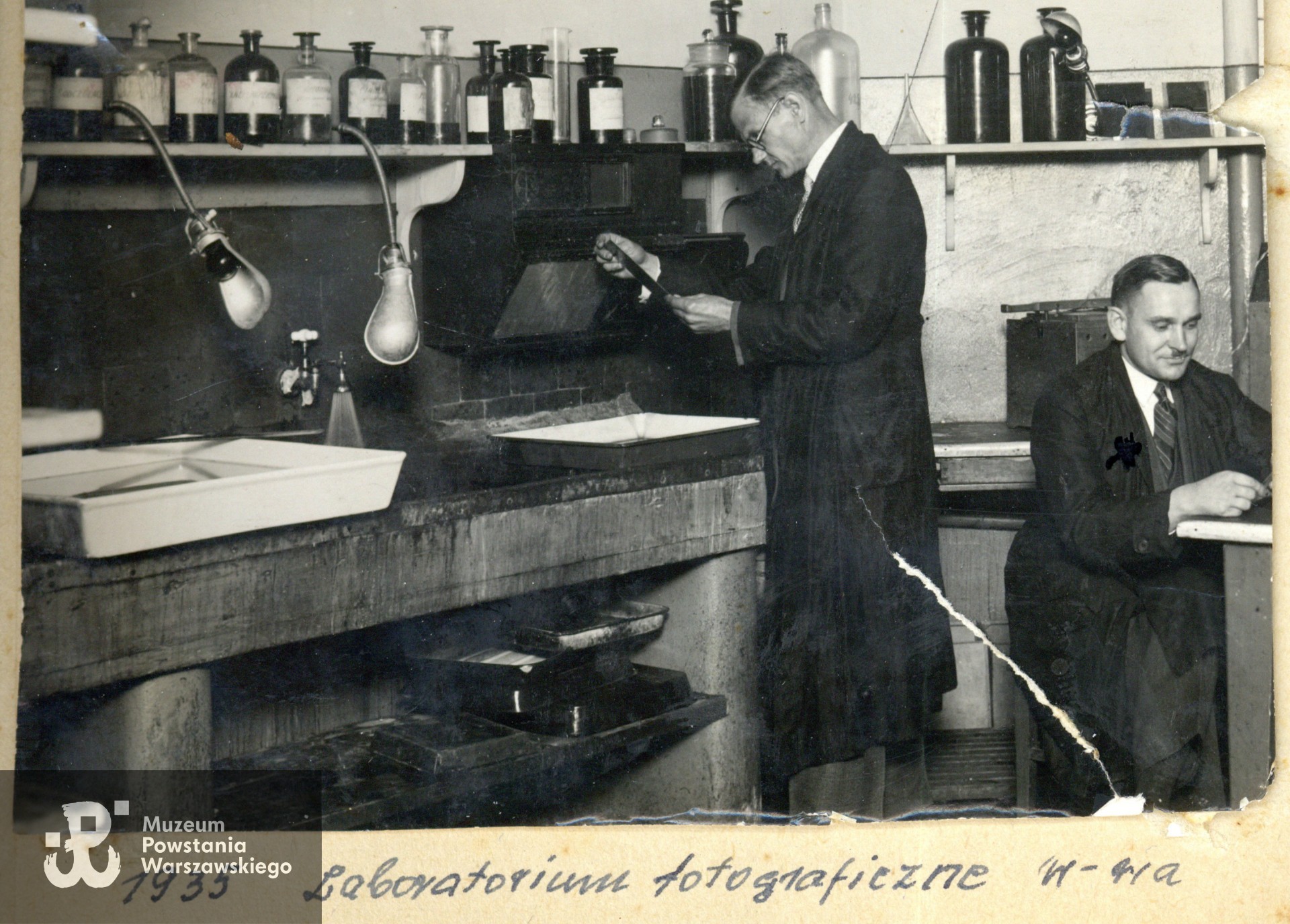 Warszawa, 1935 rok - Józef Teofil Ziółkowski podczas pracy w laboratorium fotograficznym (na zdjęciu stojący bokiem).