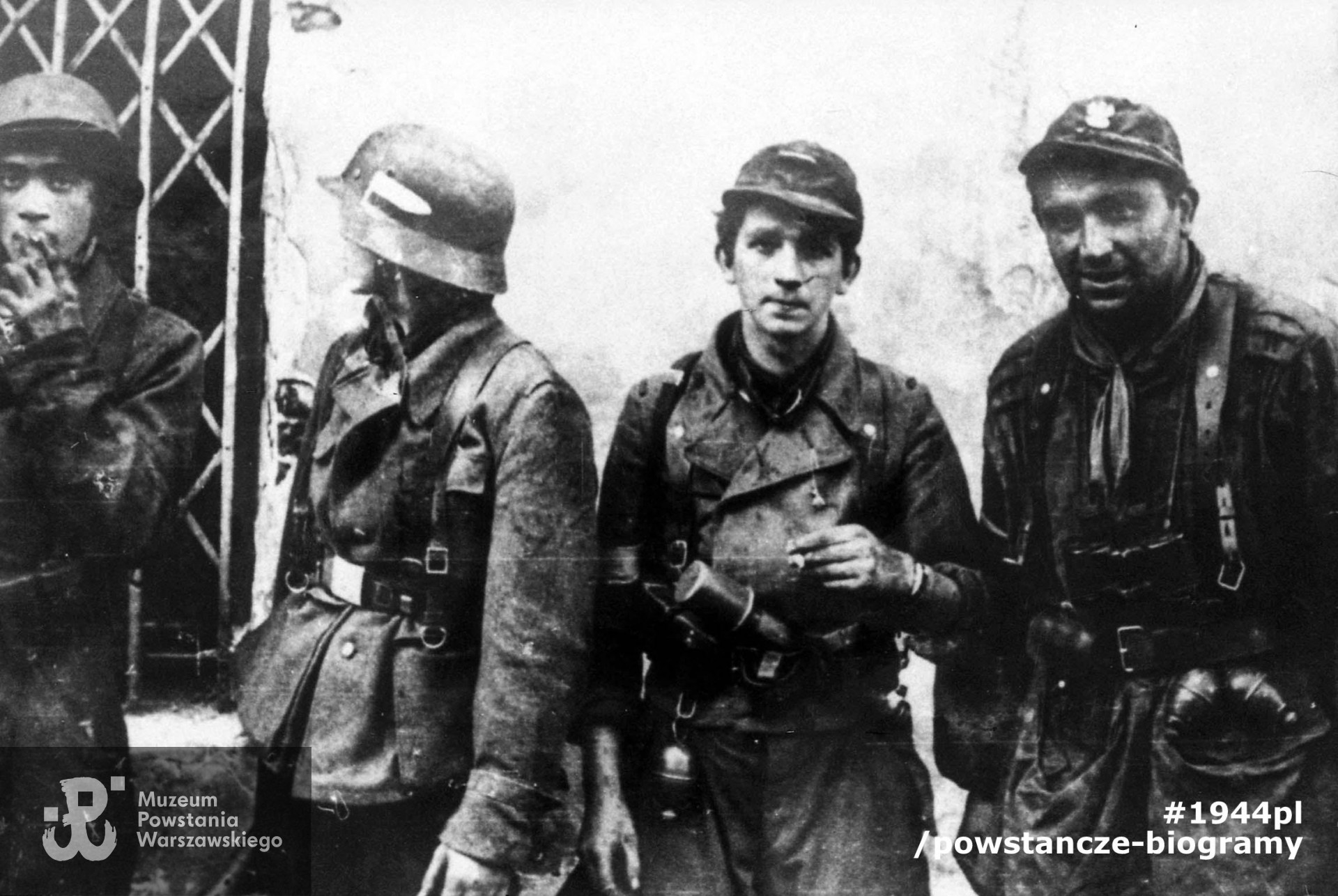 Żołnierze batalionu "Miotła" po wyjściu z kanału na ul. Wareckiej, róg Nowego Światu. Pierwszy z prawej stoi Ludwik Śmigielski "Ludwik". Fot. ze zbiorów Muzeum Powstania Warszawskiego, sygn.  MPW-IH/725