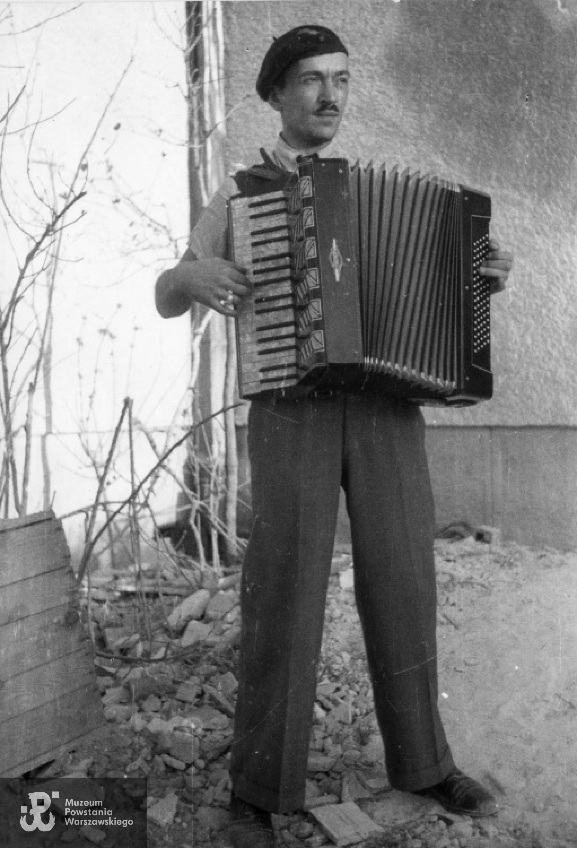 Ppor. Wacław Żdżarski "Kozłowski" grający na harmonii, zdjęcie autorstwa Sabiny Żdżarskiej ps. "Anna". Wrzesień 1944 r. Ze zbiorów Fototeki MPW, sygn. MPW-IK/1735
