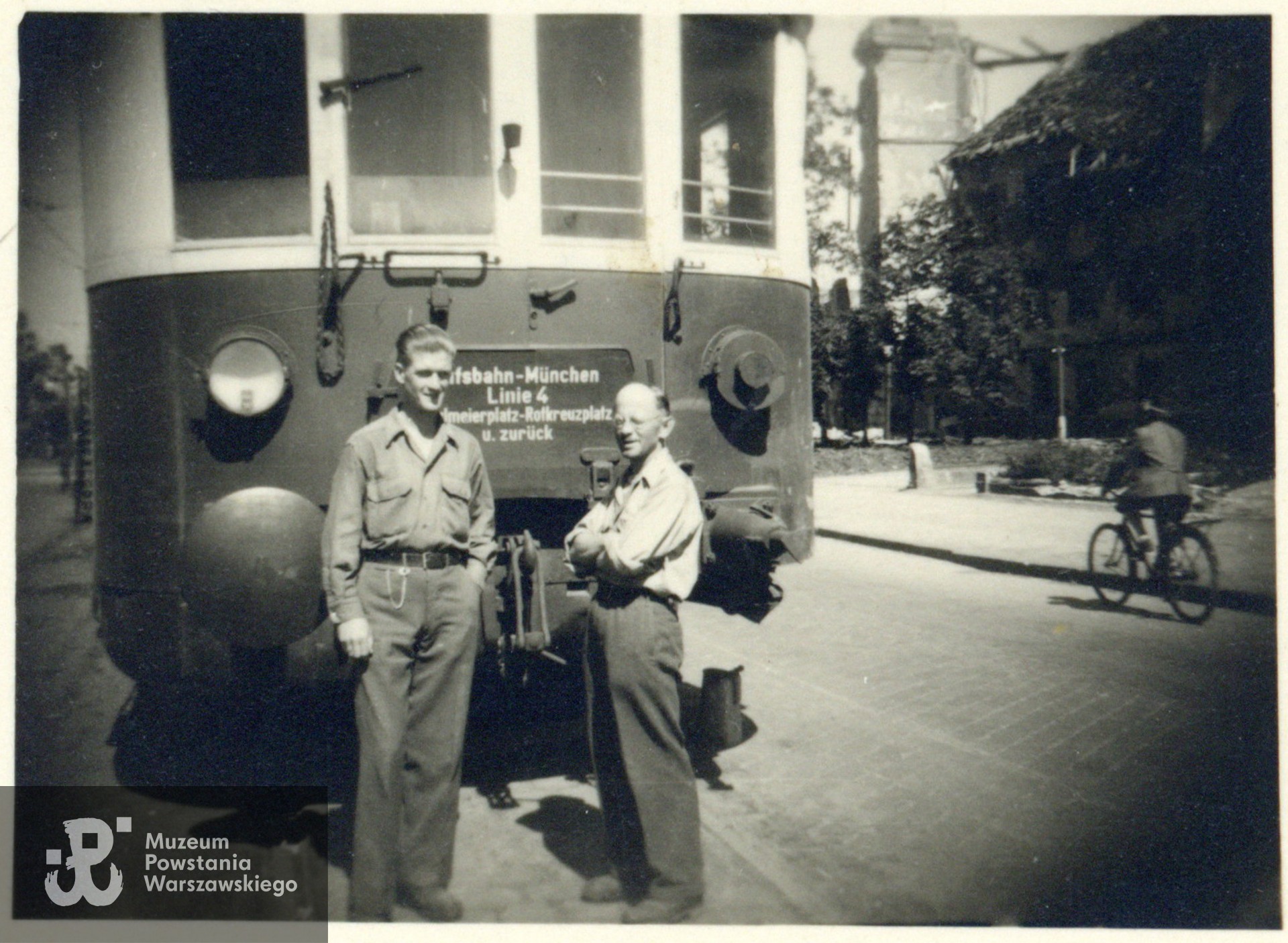 Po wyzwoleniu z obozu jenieckiego, Monachium, 1945 rok. Sergiusz Adamczyk na zdjęciu po prawej. Fot. z archiwum rodzinnego p. Hanny Łazowskiej, wnuczki Powstańca. Skany wykonano w Muzeum Powstania Warszawskiego, 07/2024