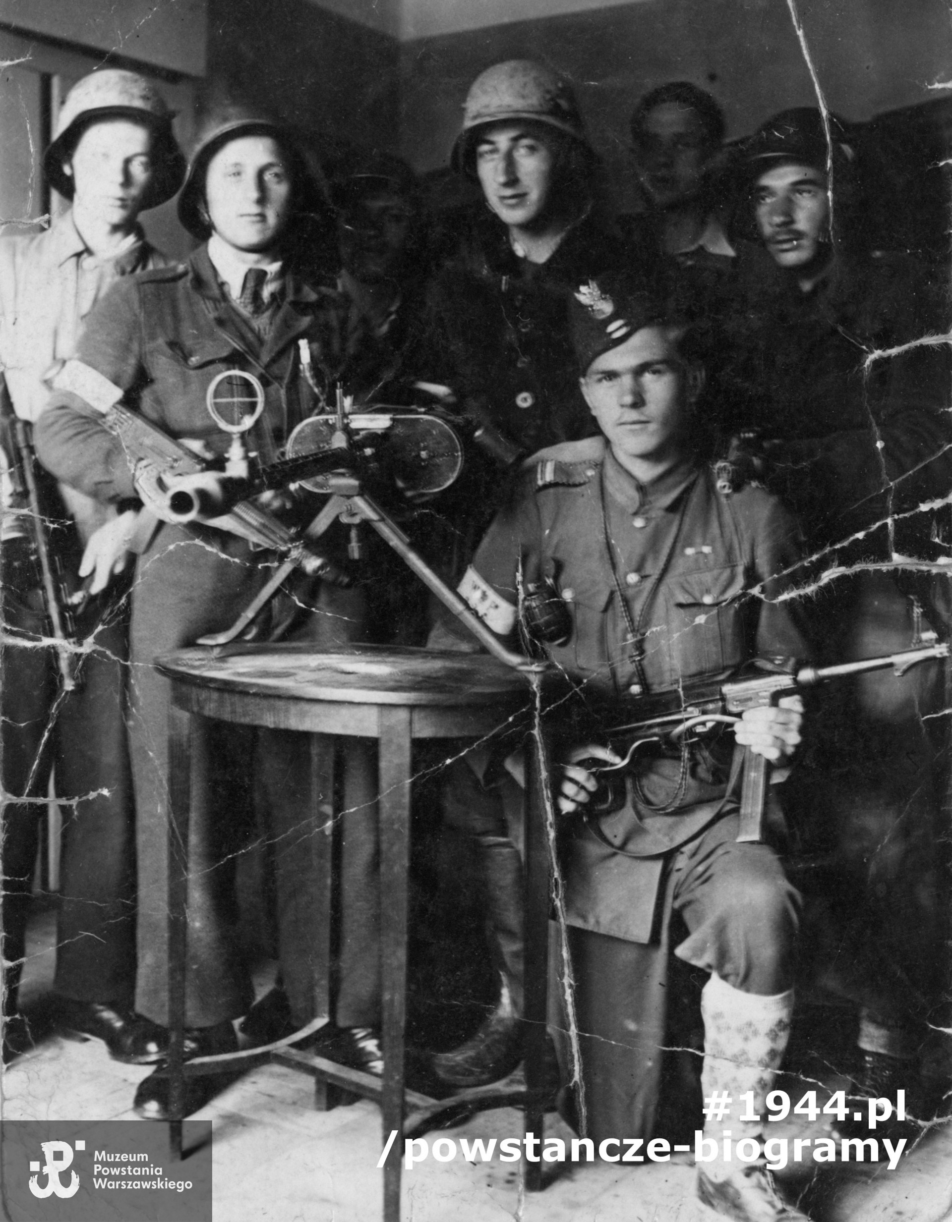 Fotografia z Powstania Warszawskiego, sierpień 1944 roku - sekcja plutonu 226 na ul. Suzina VII kol. WSM, od lewej Zygmunt Siatkowski „Wróbel”, Bolesław Dziurzyński ps. „Sławek”,  Leszek Droszcz ps. „Nick", Ludwik Wąsowski ps. "Cygan", klęczy Jan Domaniewski ps. "Wilk". Fot. ze zbiorów Muzeum Powstania Warszawskiego - materiały Jana Rockiego